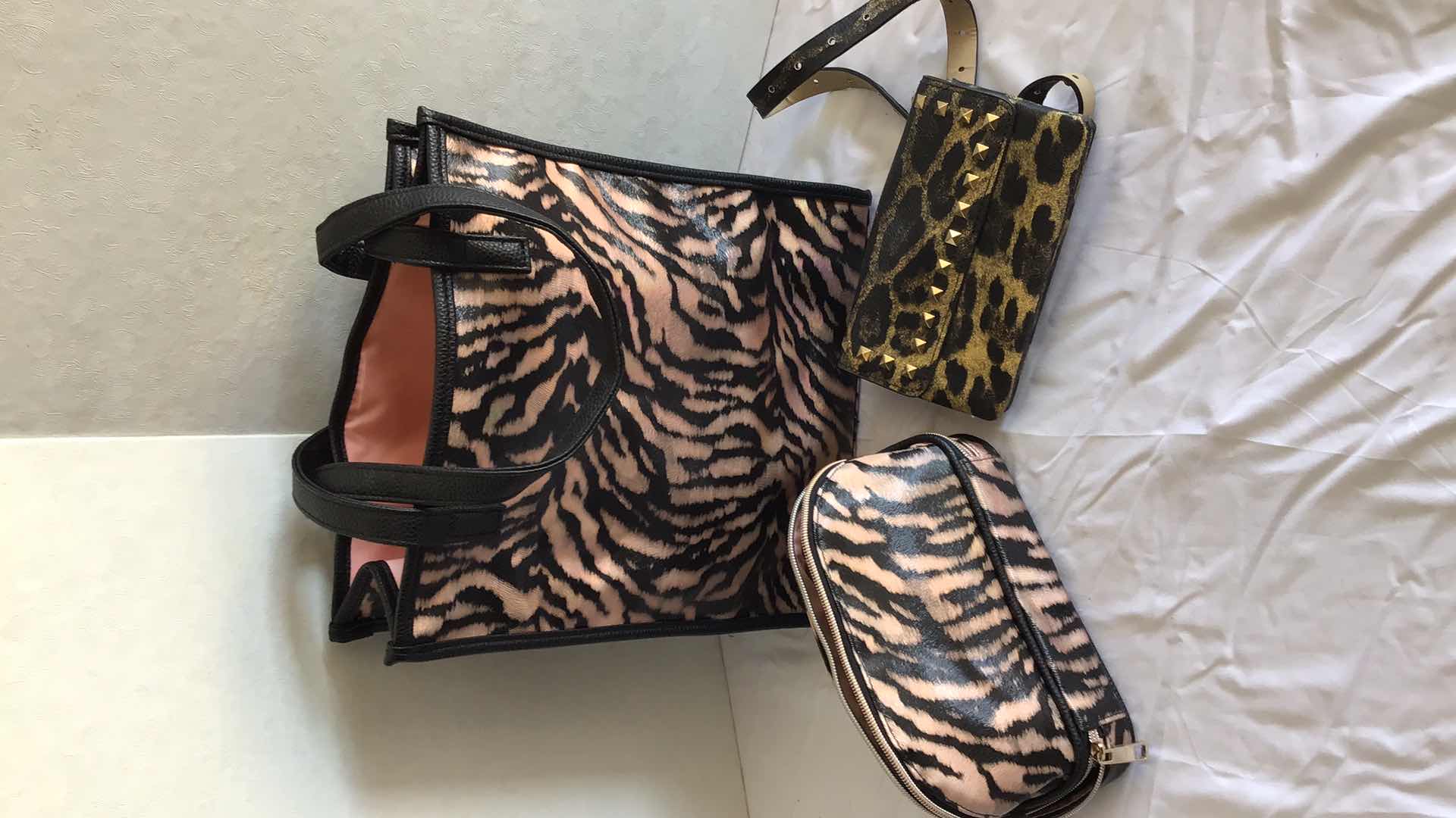 Photo 1 of ASSORTMENT WOMENS BAGS AND FLIPFLOPS (TOMMY HILFIGER SZ 7, MOSSY OAK SZ Y, VERA BRADLEY BACKPACK)