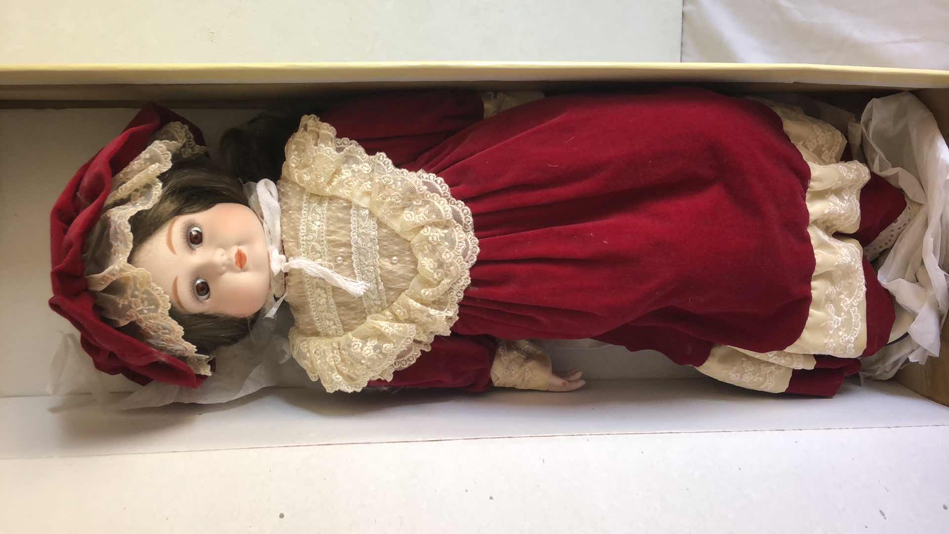 Photo 1 of AUTHENTIC VICTORIA ASHLEA ORIGINALS PORCELAIN MUSICAL COLLECTOR DOLL LIKE NEW