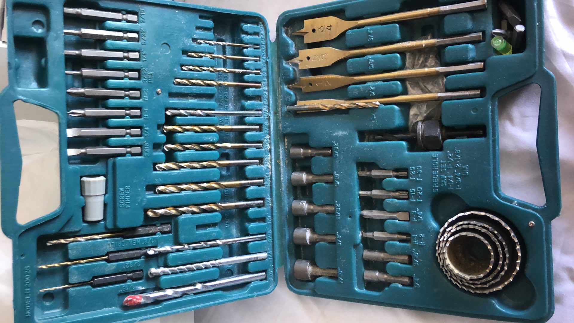 Photo 2 of SHOP BUNDLE - DRILL BIT SETS, RACHET SET, ASSORTED WORK GLOVES, 300 BANDASLEEVE BAGS