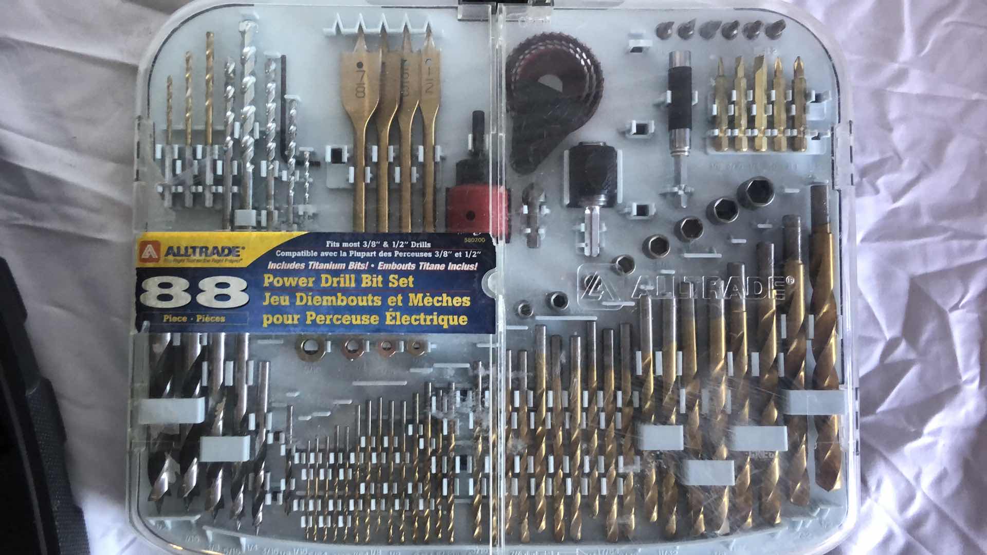 Photo 1 of SKIL CORDLESS DRILL AND 88pc DRILL BIT SET, COLLECTIBLE GOLF BALL DISPLAY