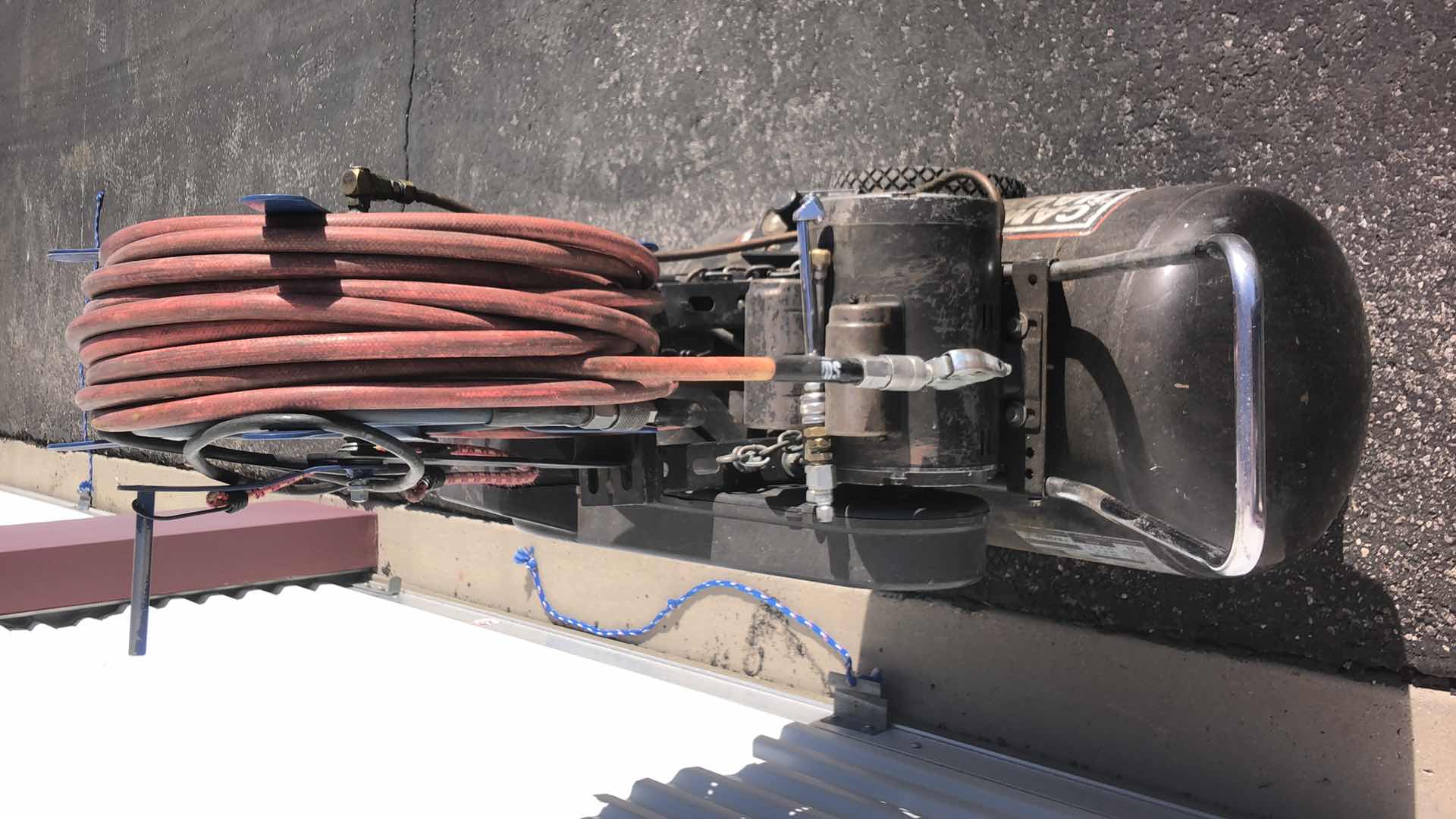 Photo 1 of CAMPBELL HAUSFELD PROFESSIONAL 20GAL AIR COMPRESSOR