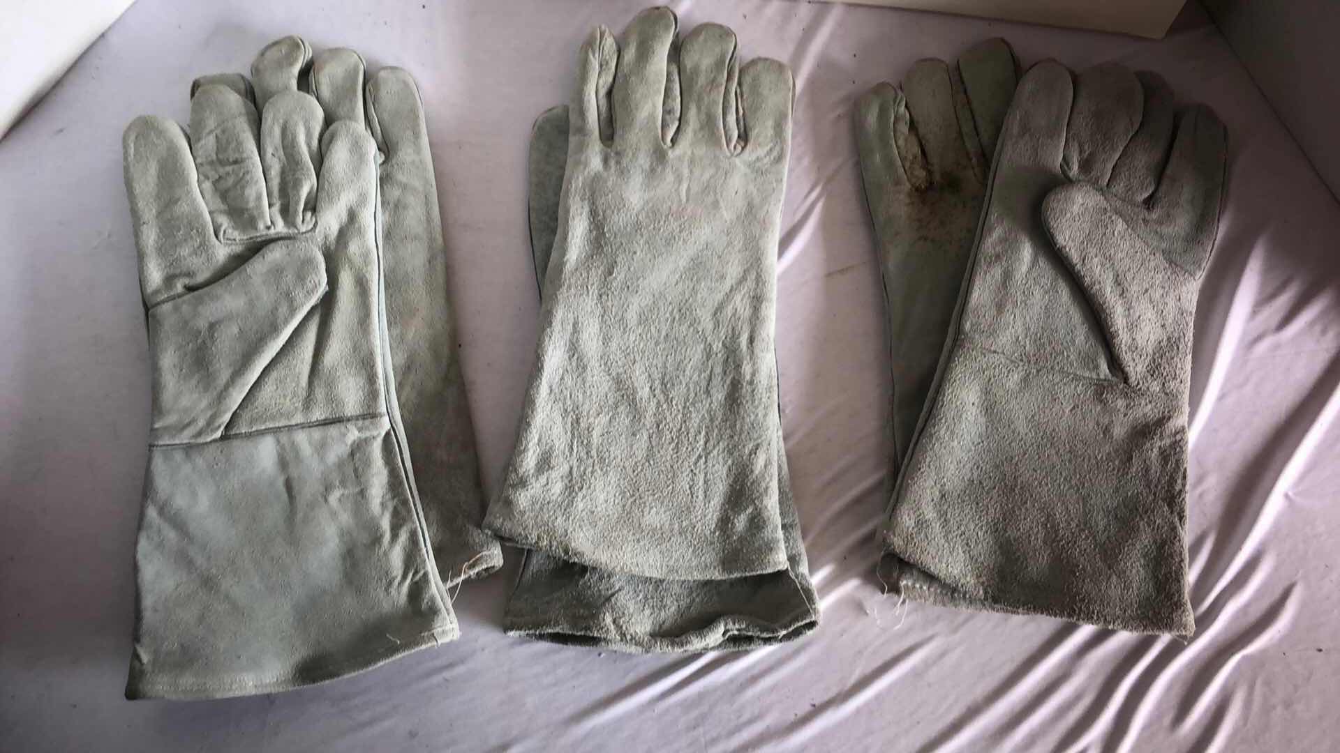 Photo 1 of CHICAGO ELECTRIC 80PC ROTARY TOOL SET W TOOL BOX AND 3 PAIR WELDING/WORKSHOP GLOVES