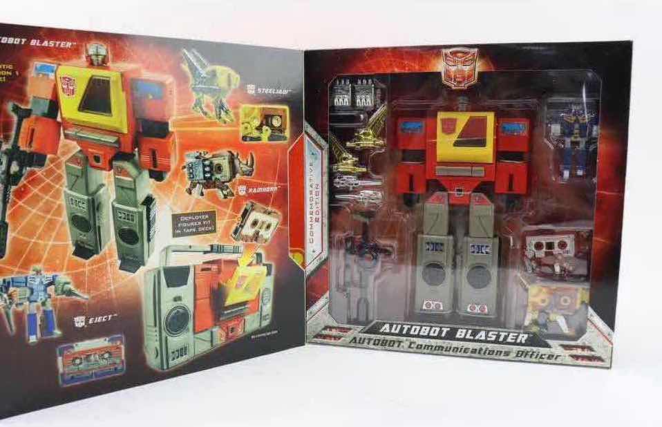 Photo 1 of NEW HASBRO 2010 TRANSFORMERS UNIVERSE G1 SERIES AUTOBOT BLASTER COMMEMORATIVE FIGURE