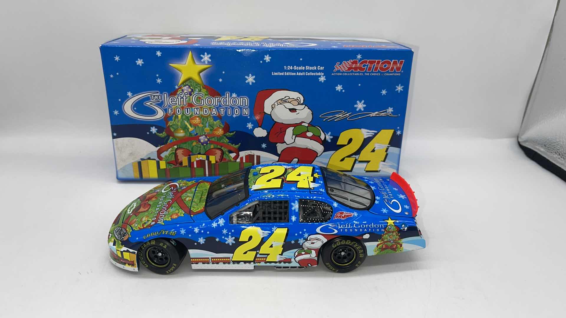 Photo 1 of 2005 JEFF GORDAN 24 HOLIDAY DIECAST MONTE CARLO 1:24