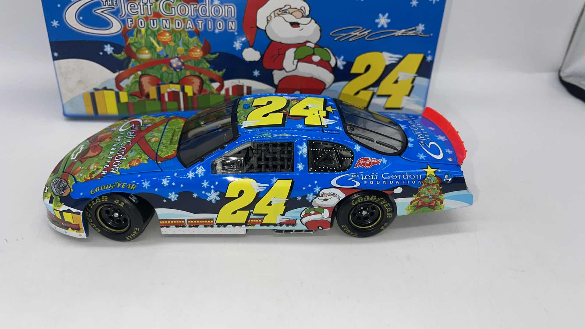 Photo 1 of 2005 JEFF GORDAN 24 HOLIDAY DIECAST MONTE CARLO 1:24