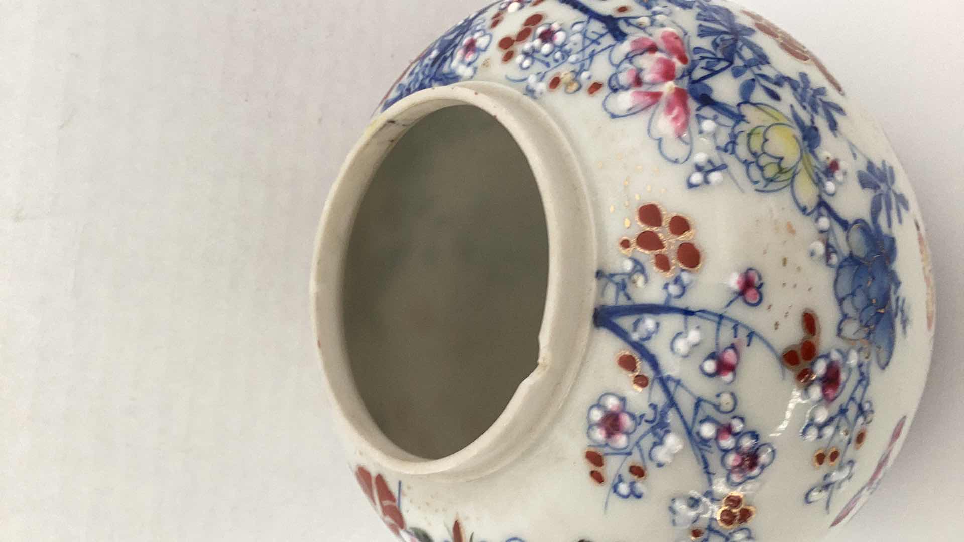 Photo 1 of RARE VINTAGE CHINESE PORCELAIN VASE 5” X 5” RETAIL