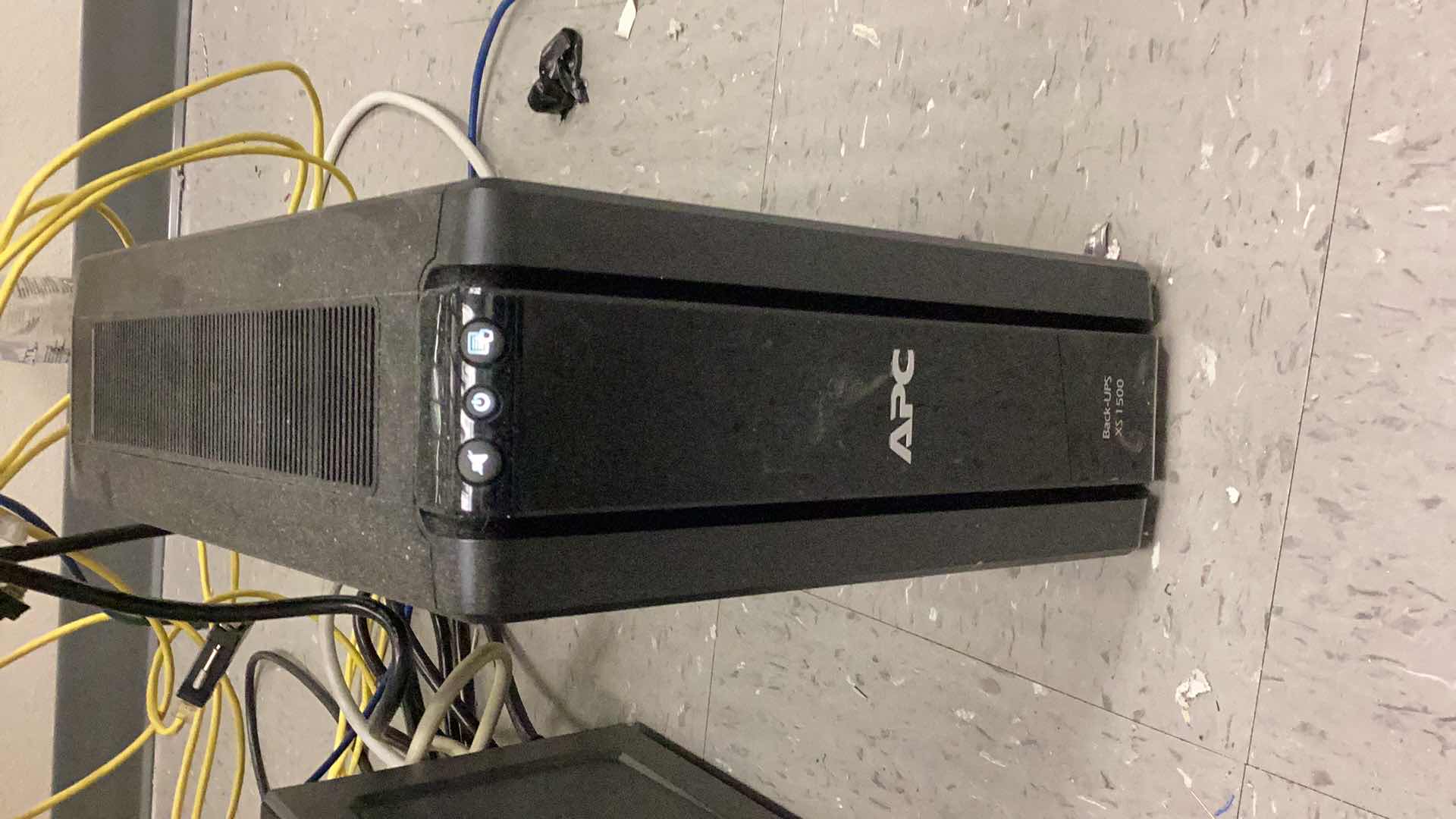 Photo 1 of APC BACK-UPS XS 1500 WORKING