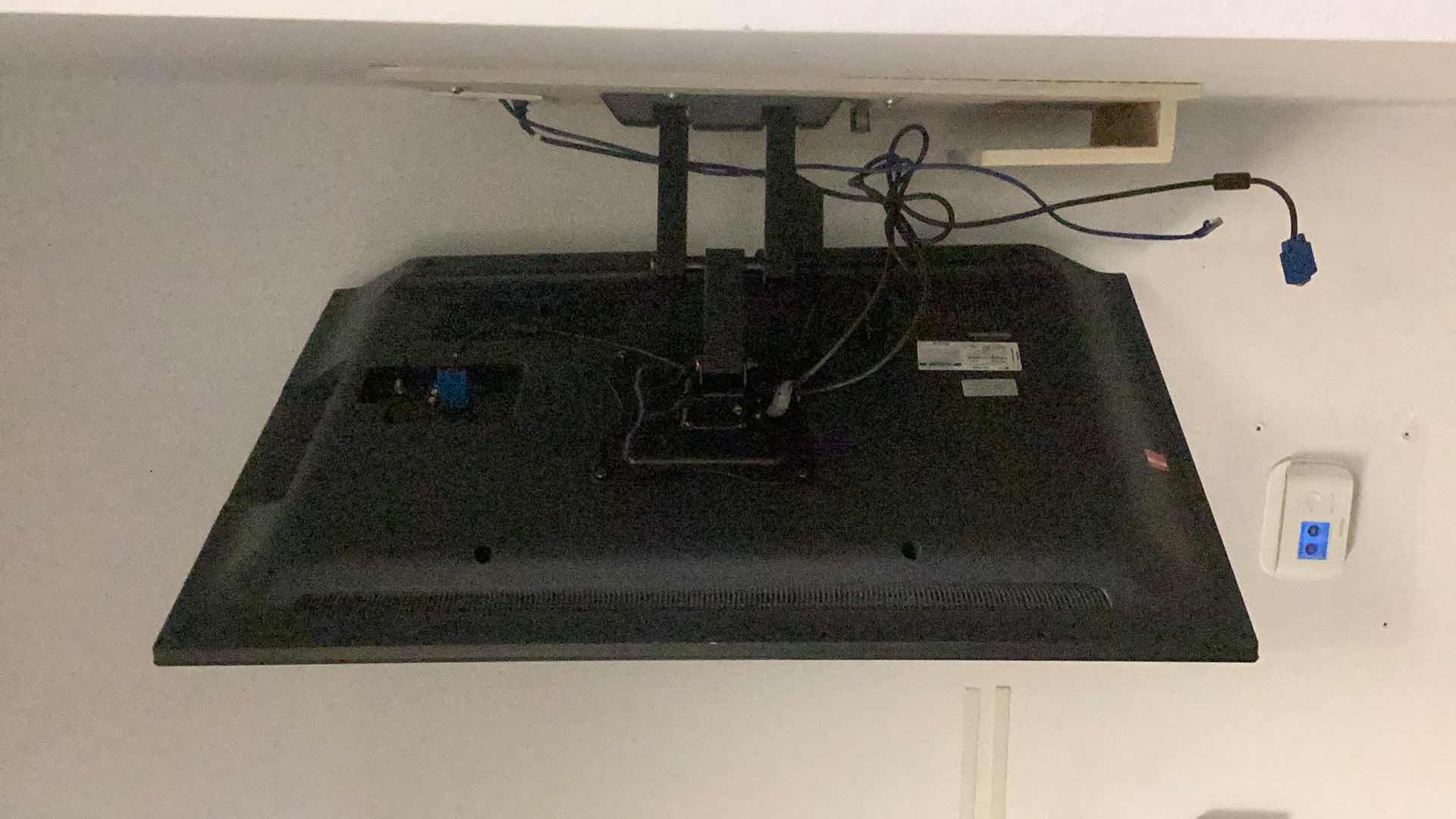 Photo 1 of LG 42” TELEVISION MODEL 42LT560E