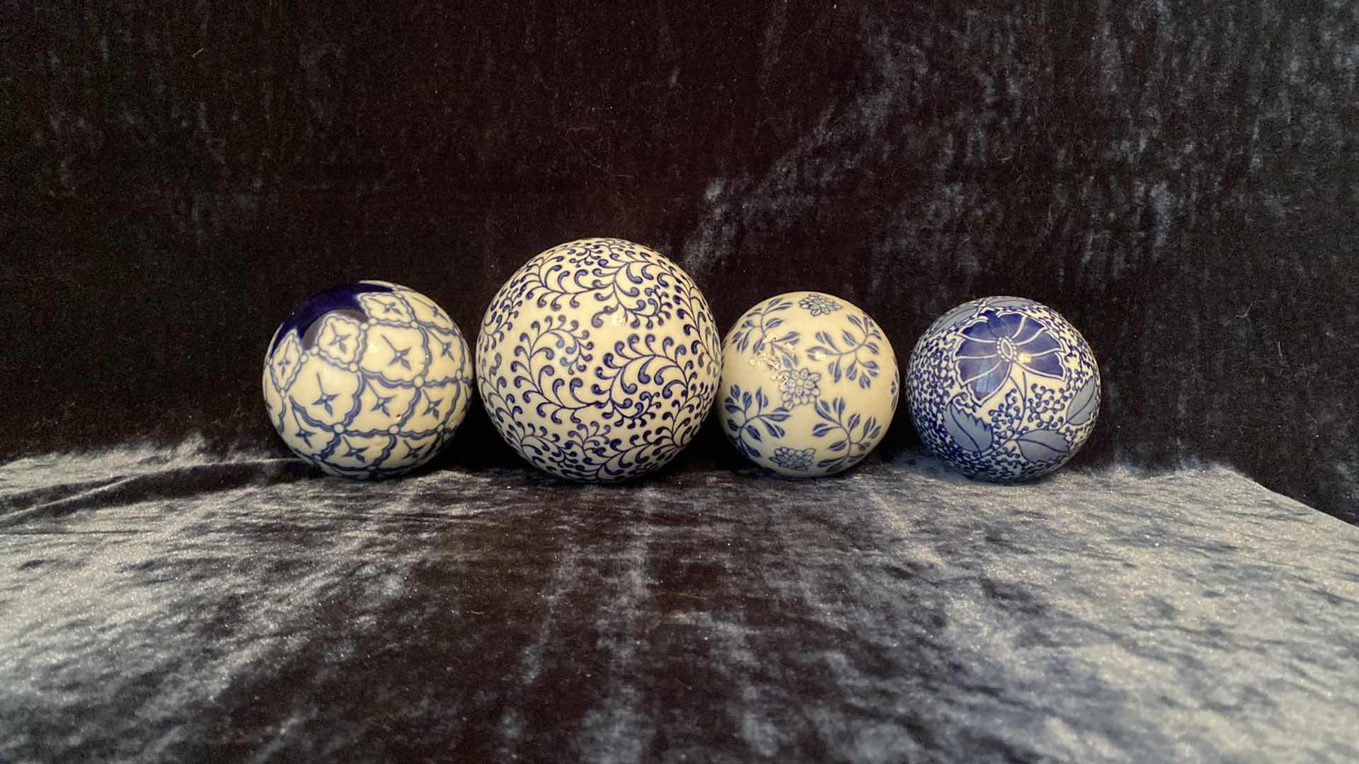 Photo 3 of 4 DECORATIVE vINTAGE, PORCELAIN, CARPET, BALLS, BLUE AND WHITE