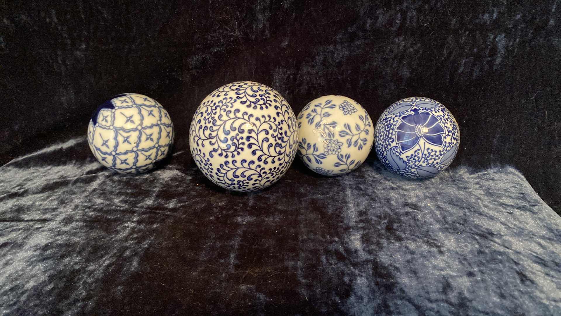 Photo 5 of 4 DECORATIVE vINTAGE, PORCELAIN, CARPET, BALLS, BLUE AND WHITE