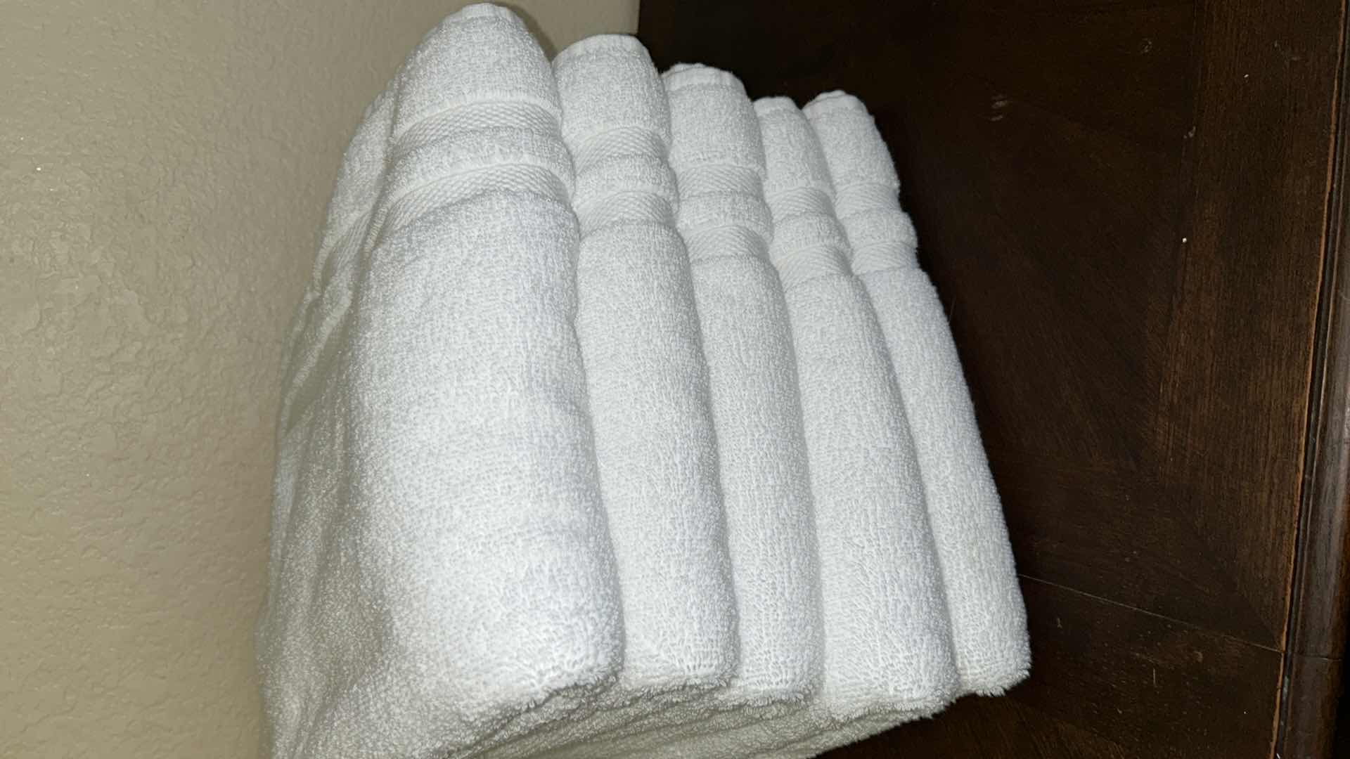 Photo 2 of WHITE TOWEL SET