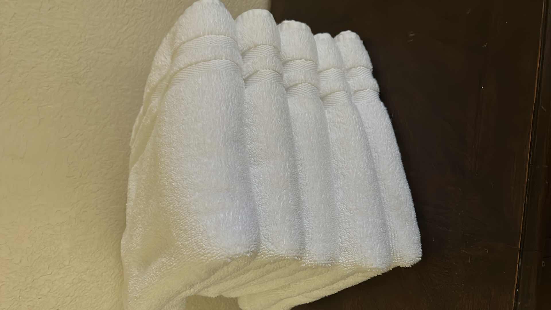 Photo 3 of WHITE TOWEL SET