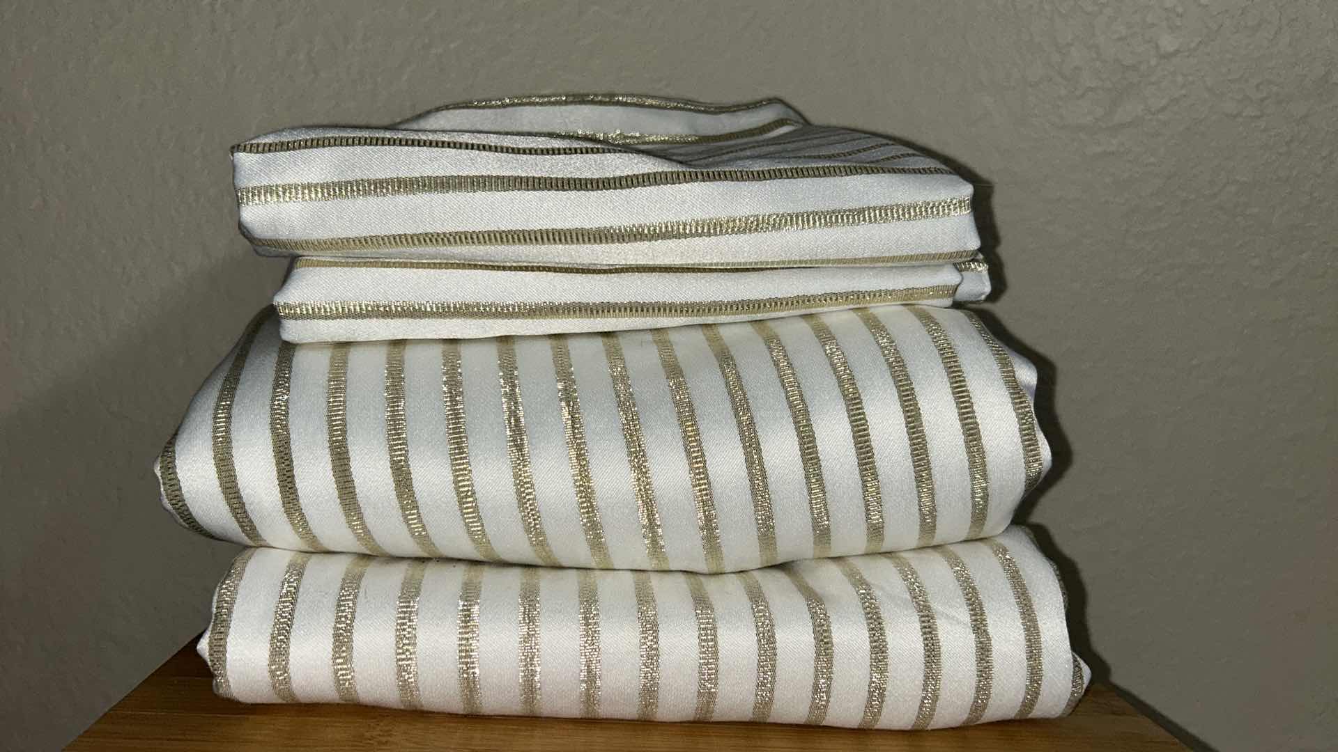 Photo 1 of KATE SPADE TABLE CLOTH SET