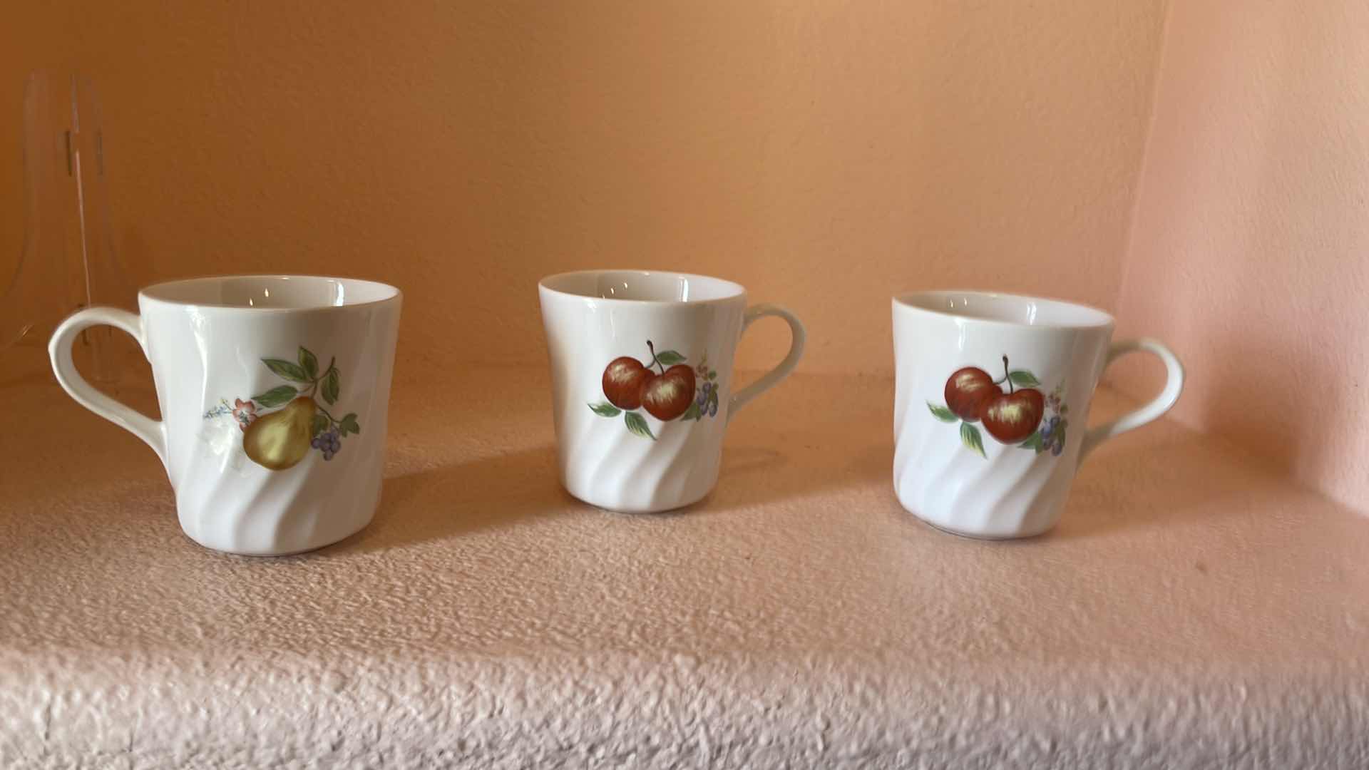 Photo 3 of CORELLE BY CORNING 12PC PLATE SET 
3 CUPS