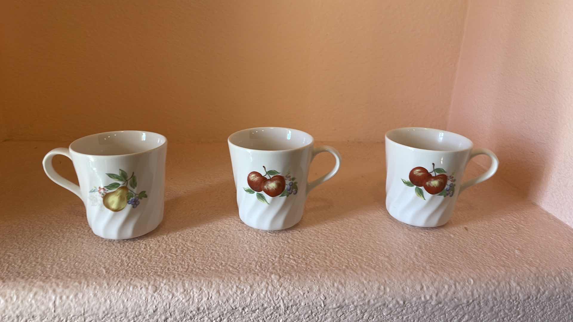 Photo 4 of CORELLE BY CORNING 12PC PLATE SET 
3 CUPS