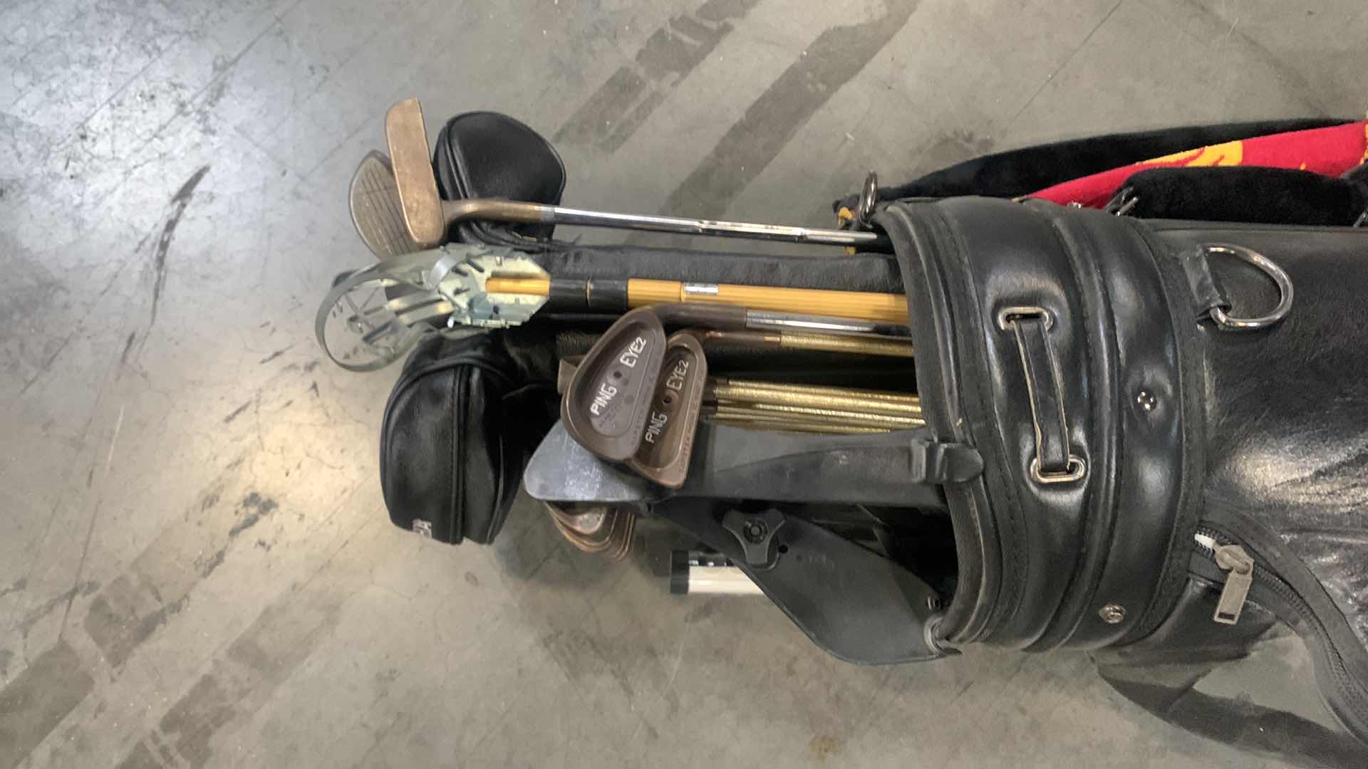 Photo 1 of CALLAWAY GOLF BIG BERTHA GOLF BAG W CLUBS AND UMBRELLA,  TOWEL AND MORE