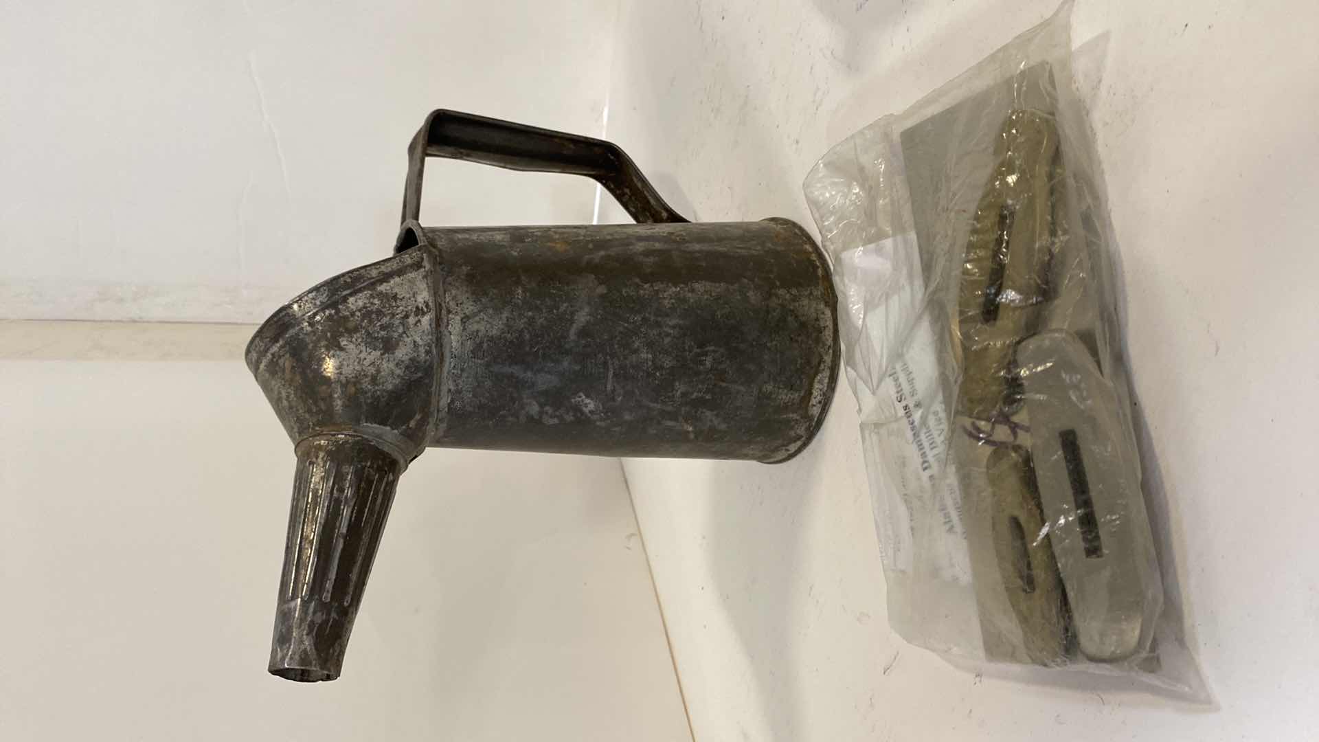 Photo 2 of 4-VINTAGE HOUSEHOLD ITEMS