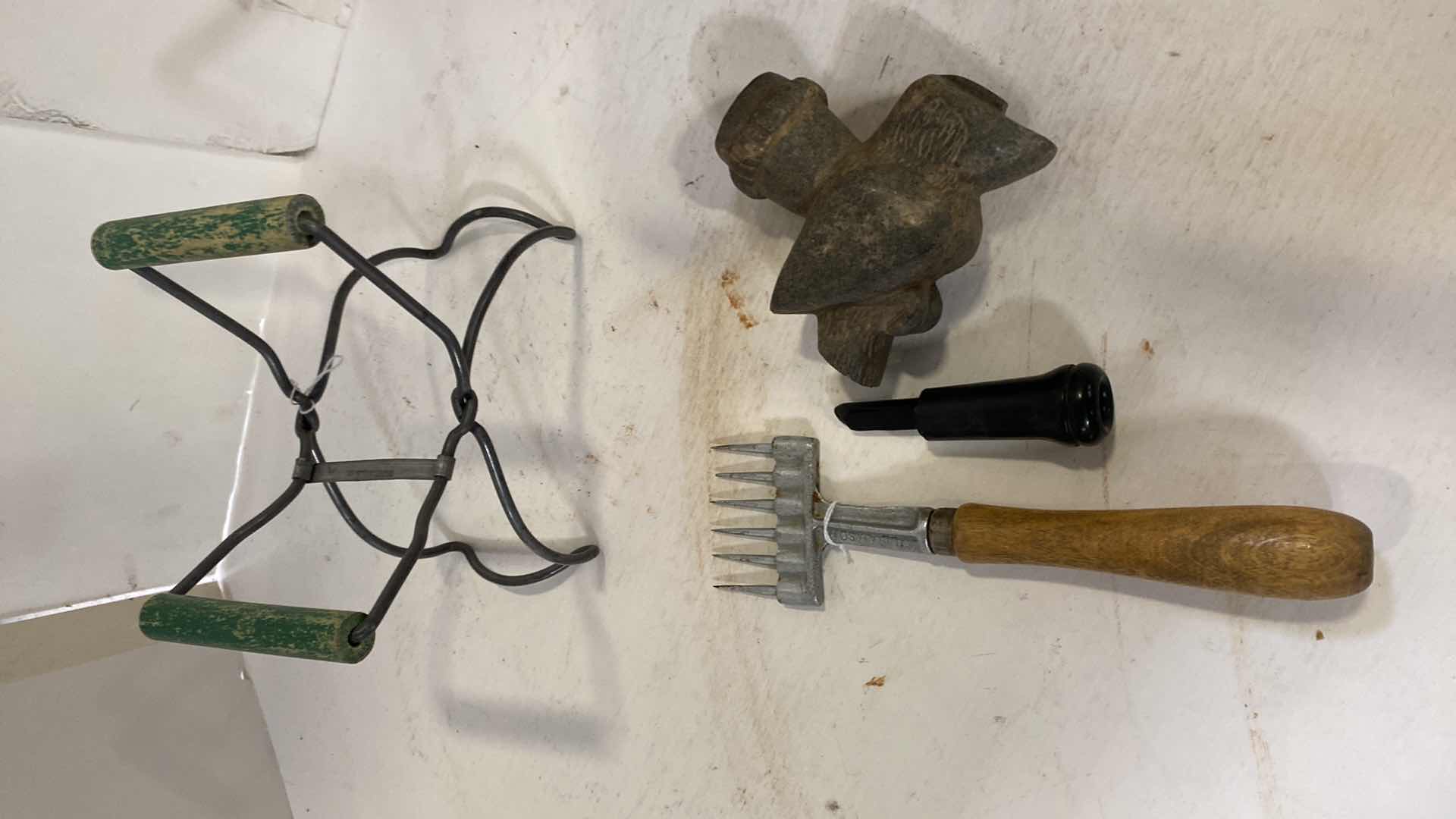 Photo 3 of ASSORTMENT OF VINTAGE ITEMS