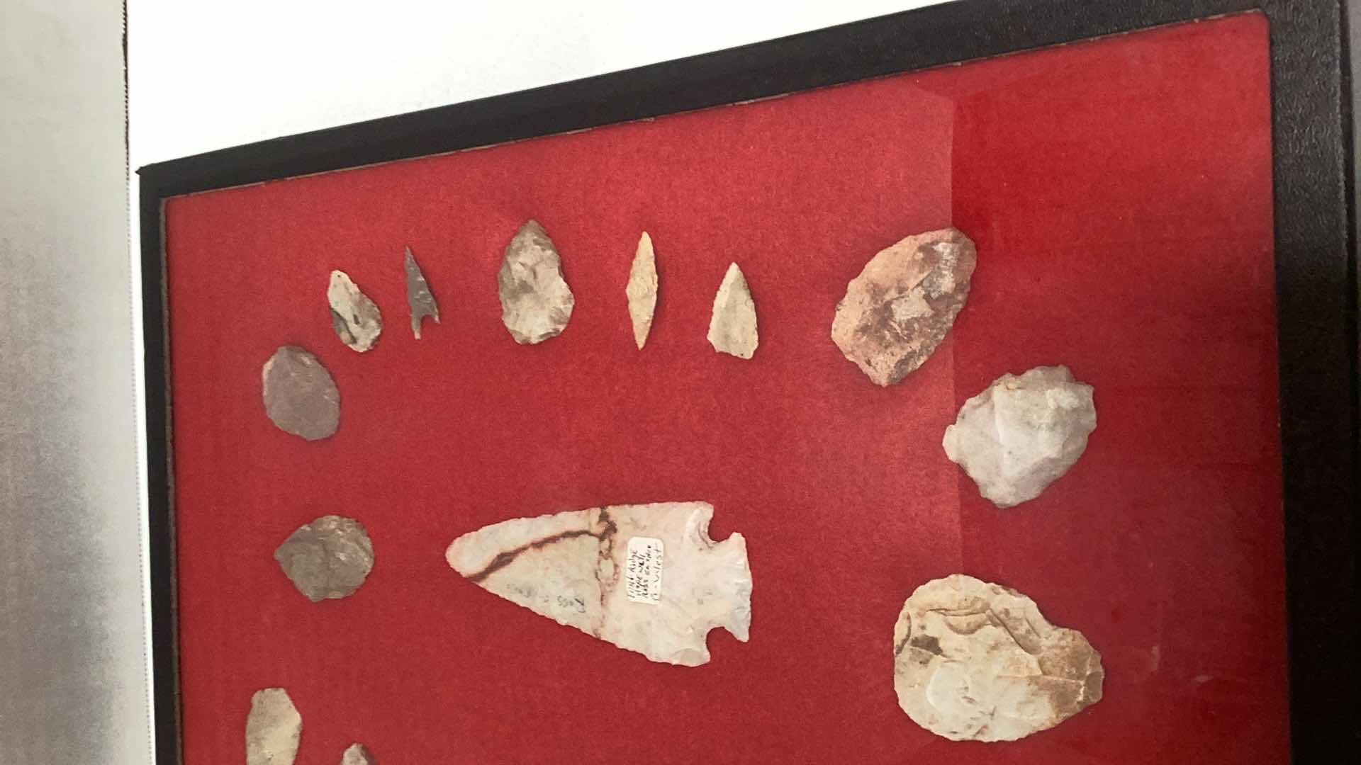 Photo 1 of AMERICAN INDIAN OHIO VALLEY FLINT ARROWHEADS CASE 16”X 12”