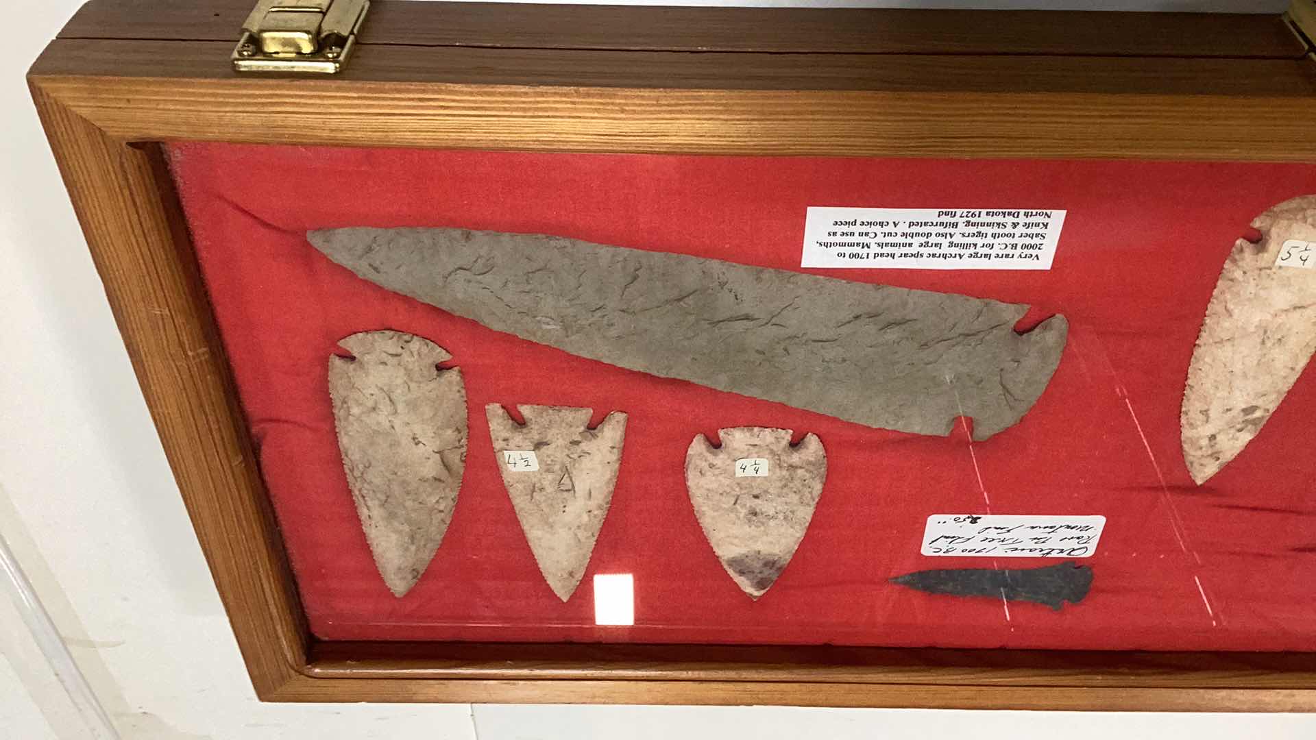 Photo 1 of VERY RARE CIRCA 1700 B.C. NORTH AMERICAN INDIAN SPEARHEADS, SPADE, AND TREE FLINT ARROWHEAD CASE 12” X 39”