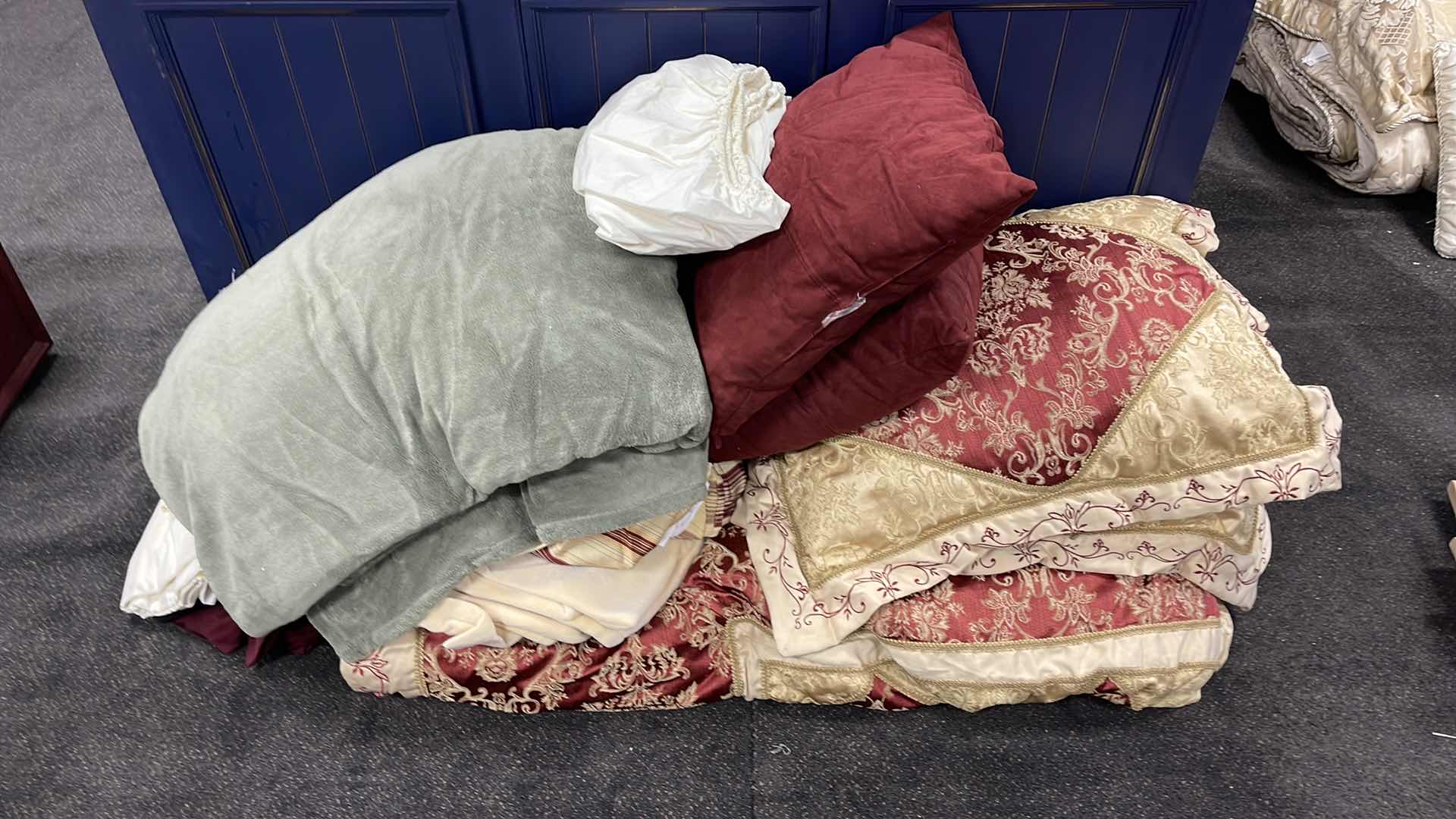 Photo 1 of DOUBLE BED COMFORTER COMPLETE SET