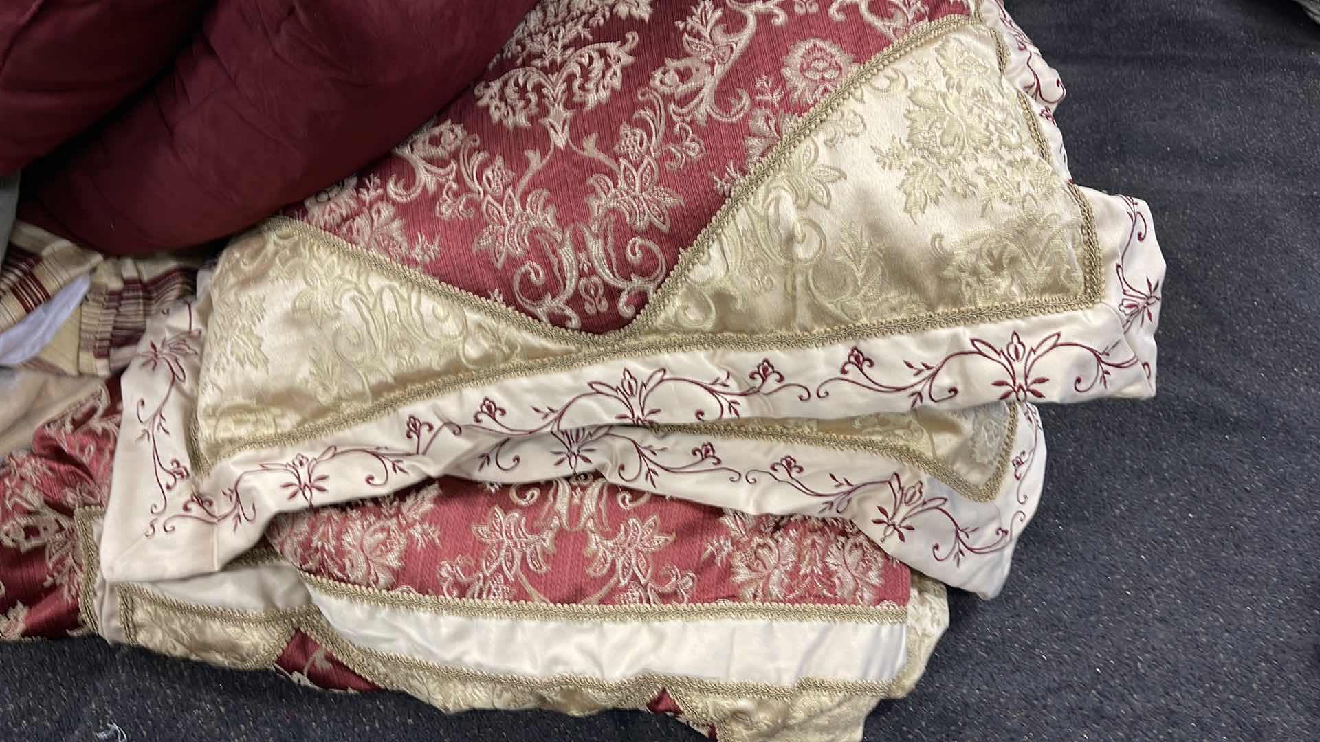 Photo 2 of DOUBLE BED COMFORTER COMPLETE SET