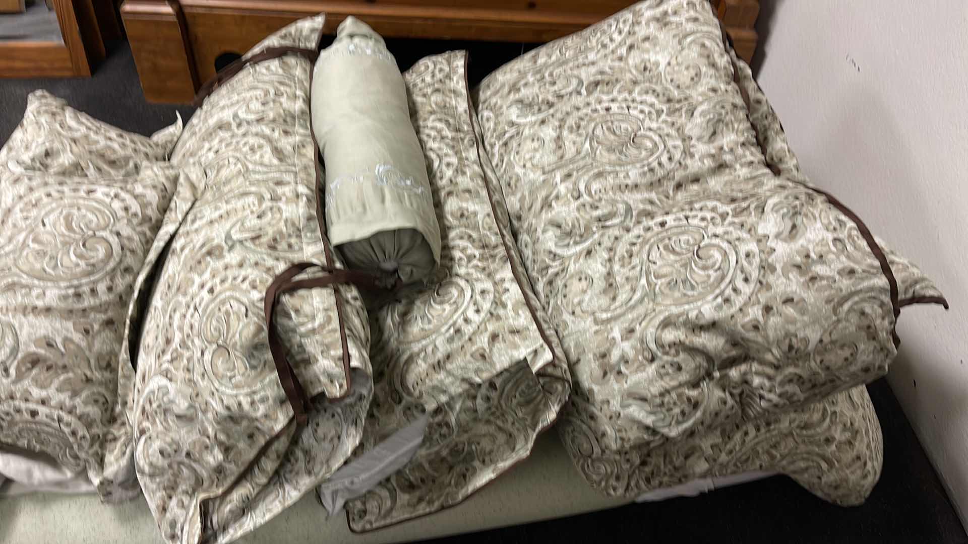 Photo 1 of DOUBLE BED COMFORTER COMPLETE SET