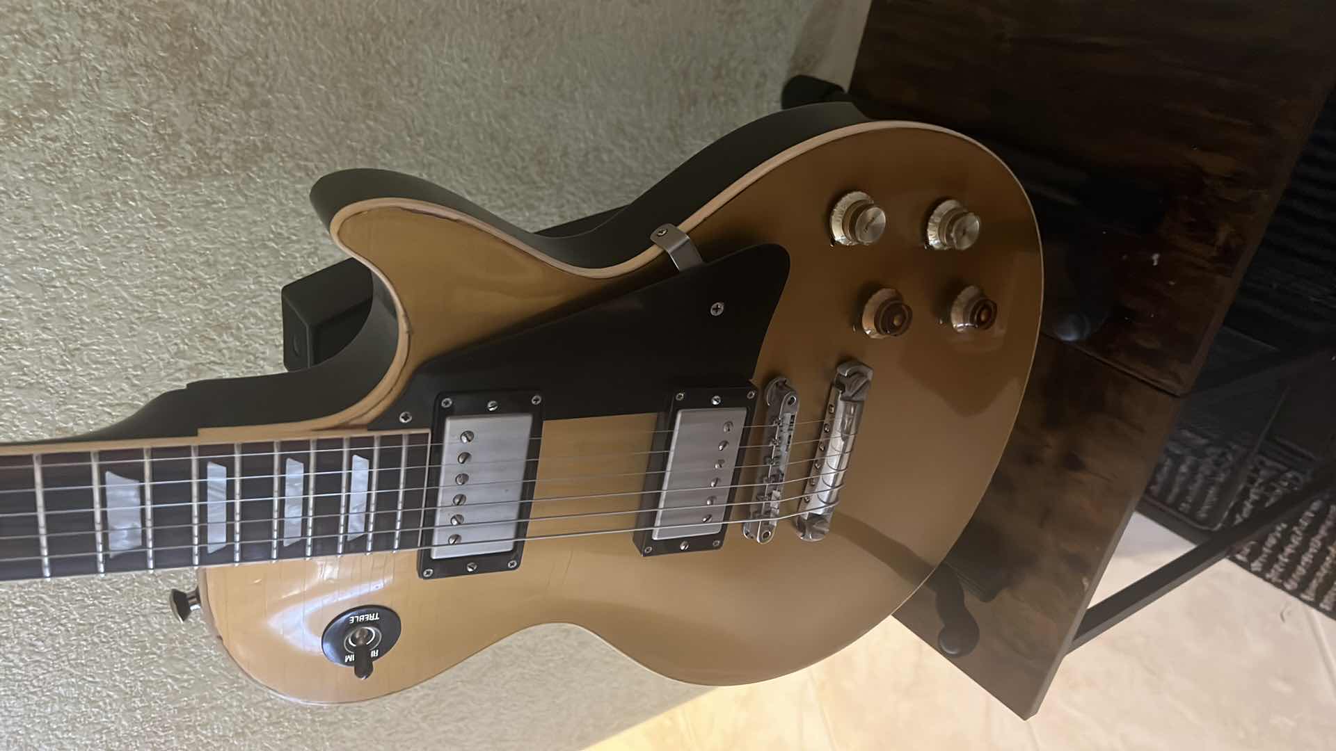 Photo 5 of GIBSON CUSTOM INSPIRED BY SERIES JOE BONAMASSA AGED “LES PAUL” GOLDTOP 026 SIGNED GUITAR W COA & ACCESSORIES