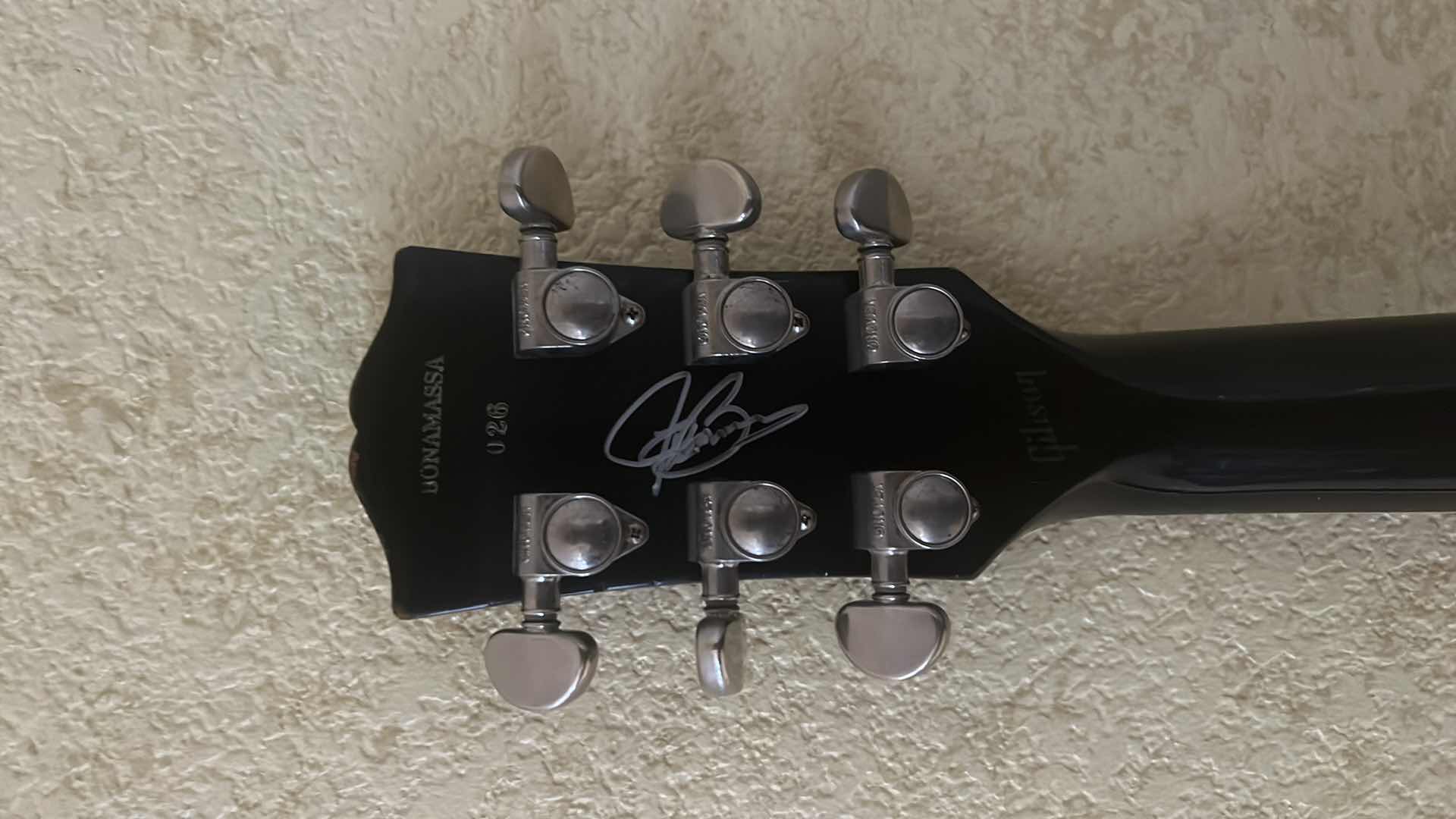 Photo 8 of GIBSON CUSTOM INSPIRED BY SERIES JOE BONAMASSA AGED “LES PAUL” GOLDTOP 026 SIGNED GUITAR W COA & ACCESSORIES