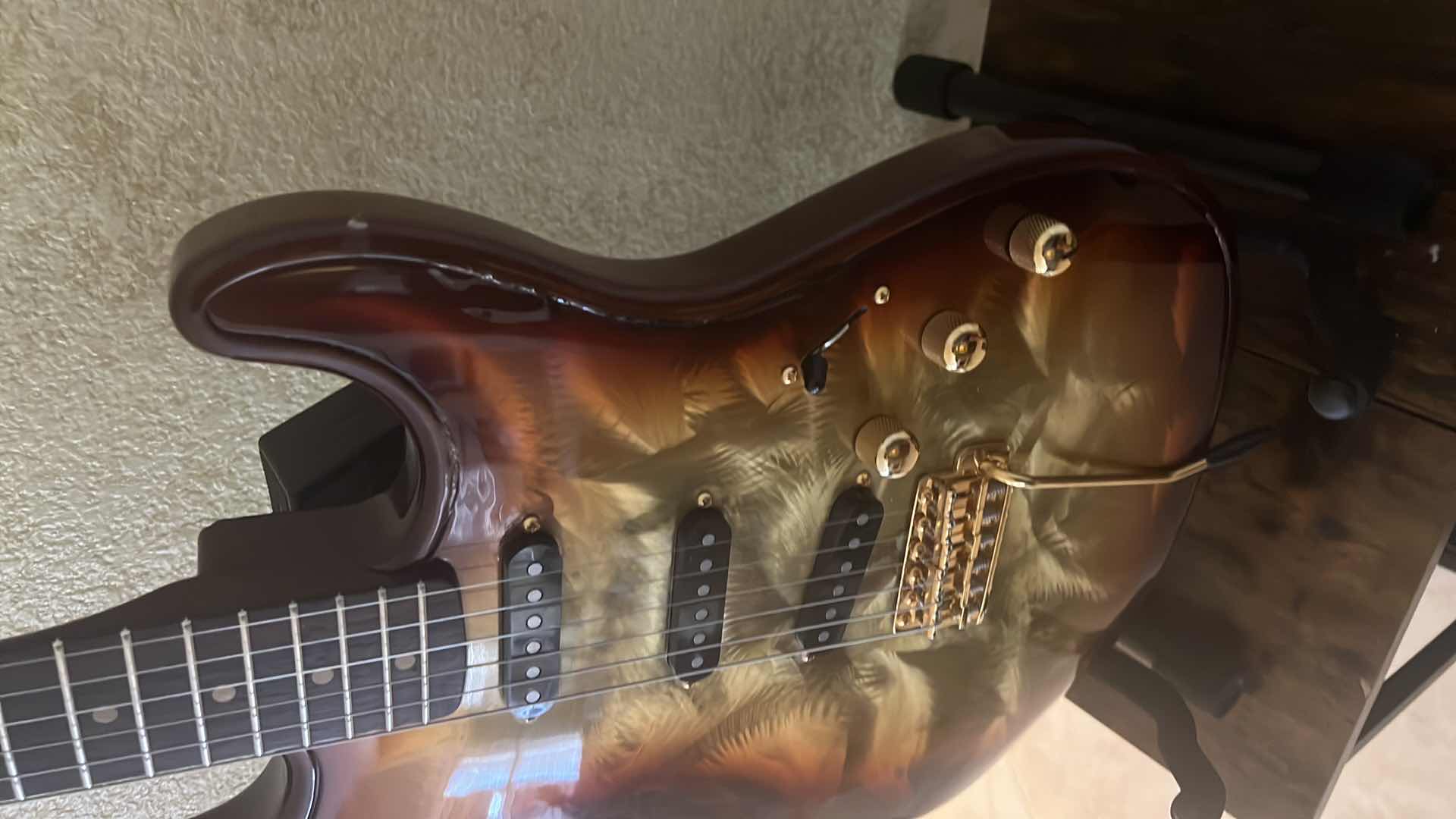 Photo 3 of GIGLIOTTI ELECTRIC GUITAR