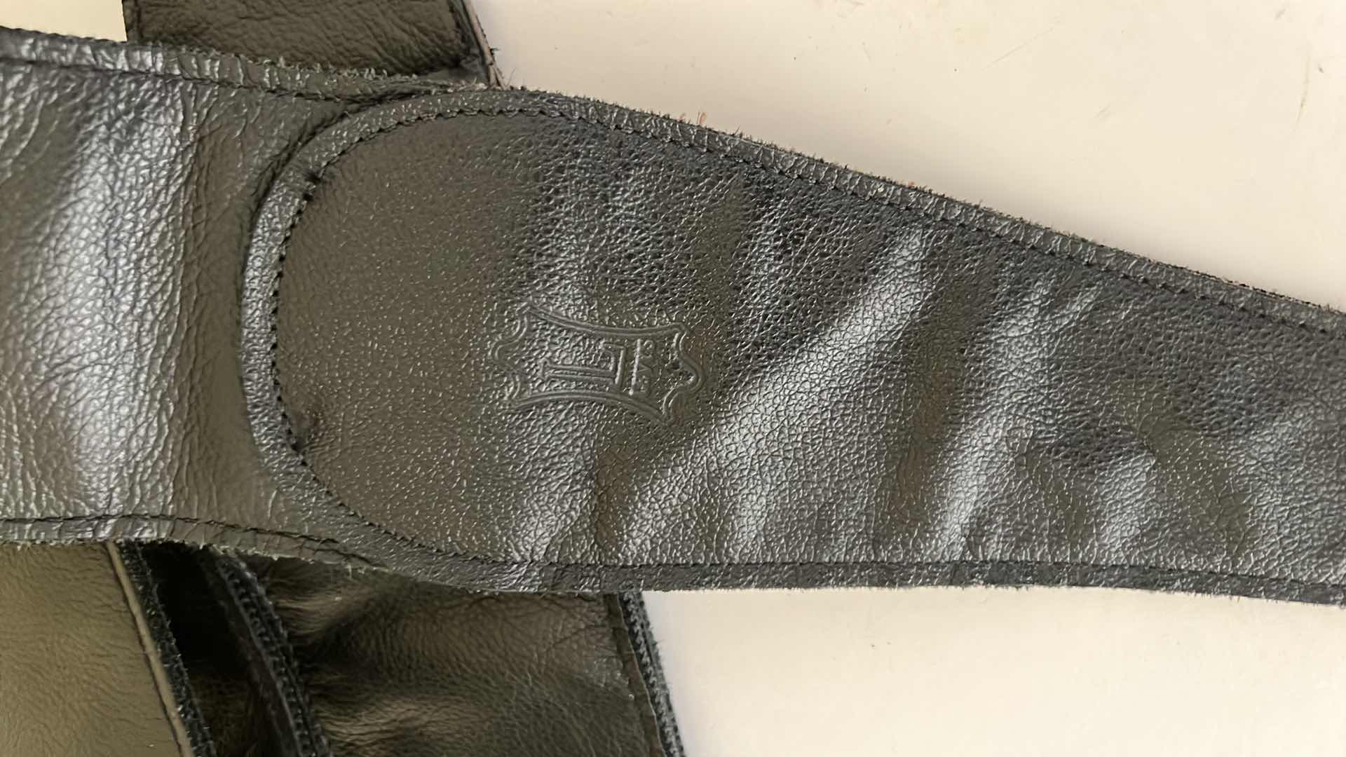Photo 2 of LEVYS BLACK LEATHER GUITAR STRAP