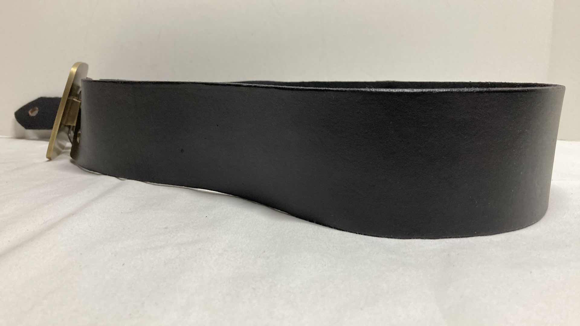 Photo 1 of HNJ SKULL & CROSS BONES BUCKLE LEATHER GUITAR STRAP