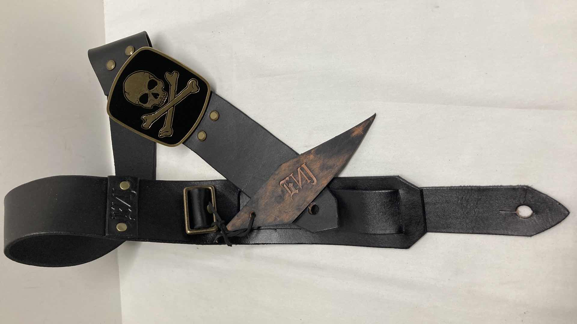 Photo 1 of HNJ SKULL & CROSS BONES BUCKLE LEATHER GUITAR STRAP