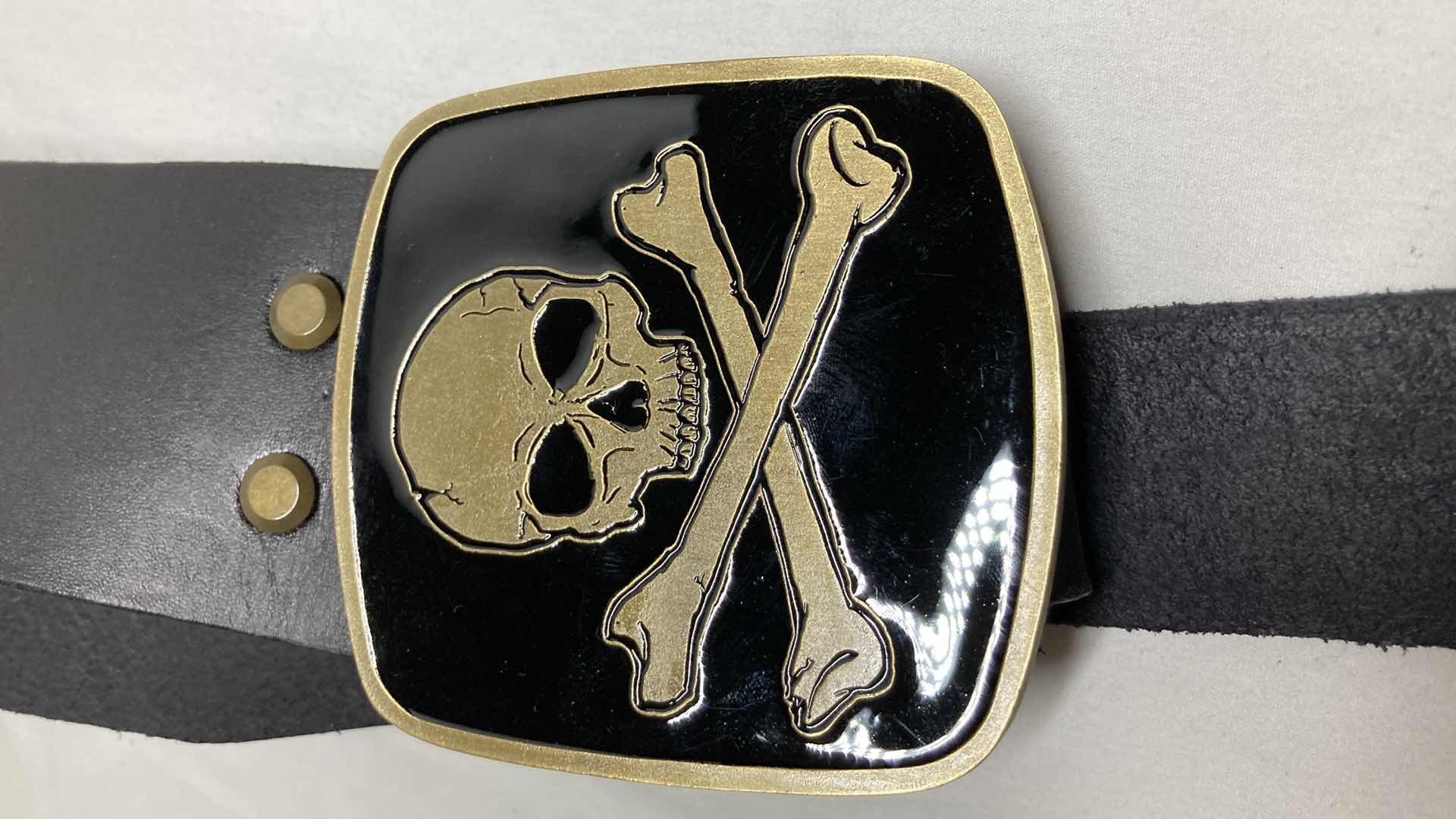 Photo 1 of HNJ SKULL & CROSS BONES BUCKLE LEATHER GUITAR STRAP