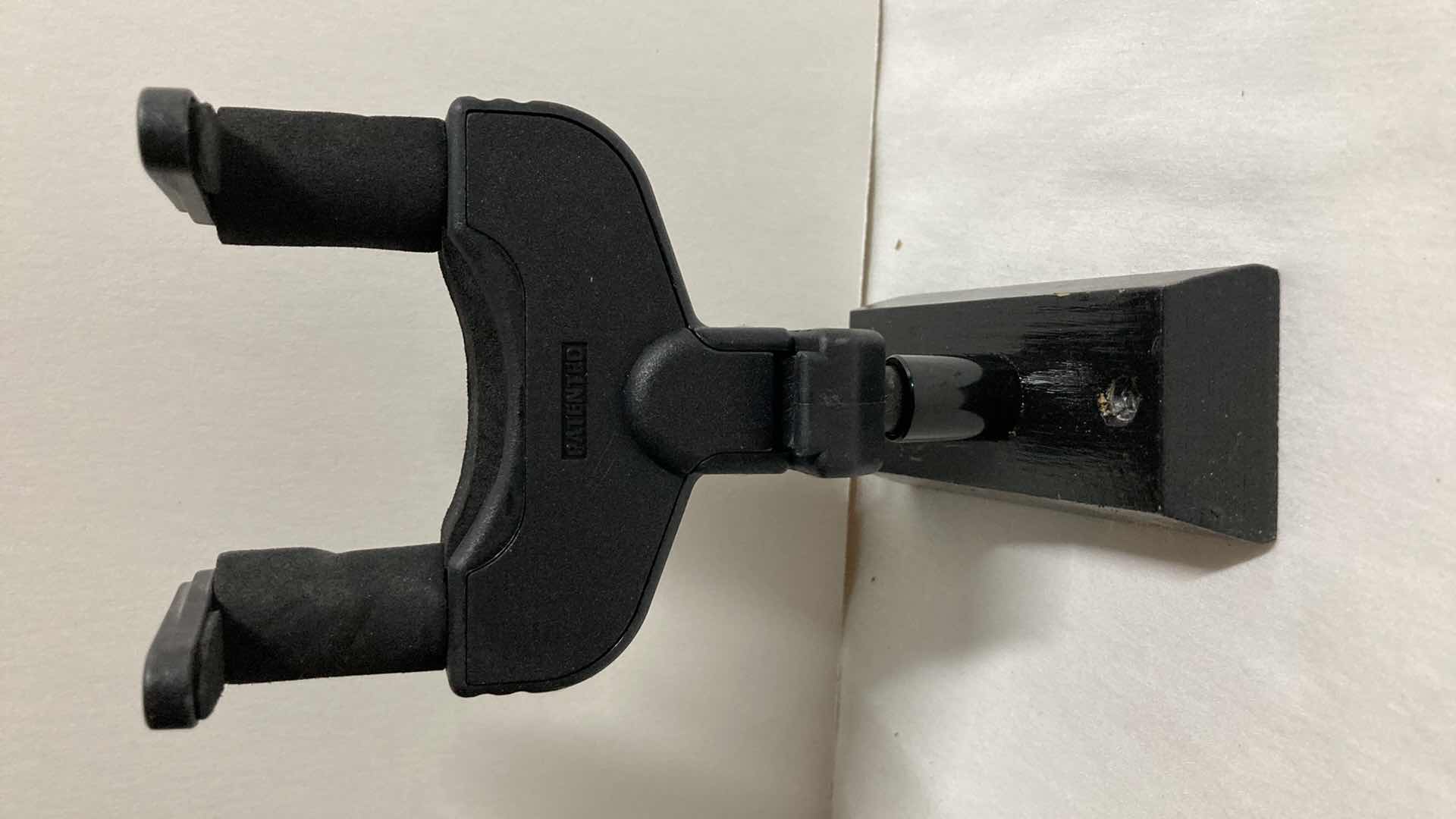 Photo 1 of HERCULES AUTO GRIP SYSTEM WALL MOUNTED GUITAR HANGER MODEL GSP38WB (3)