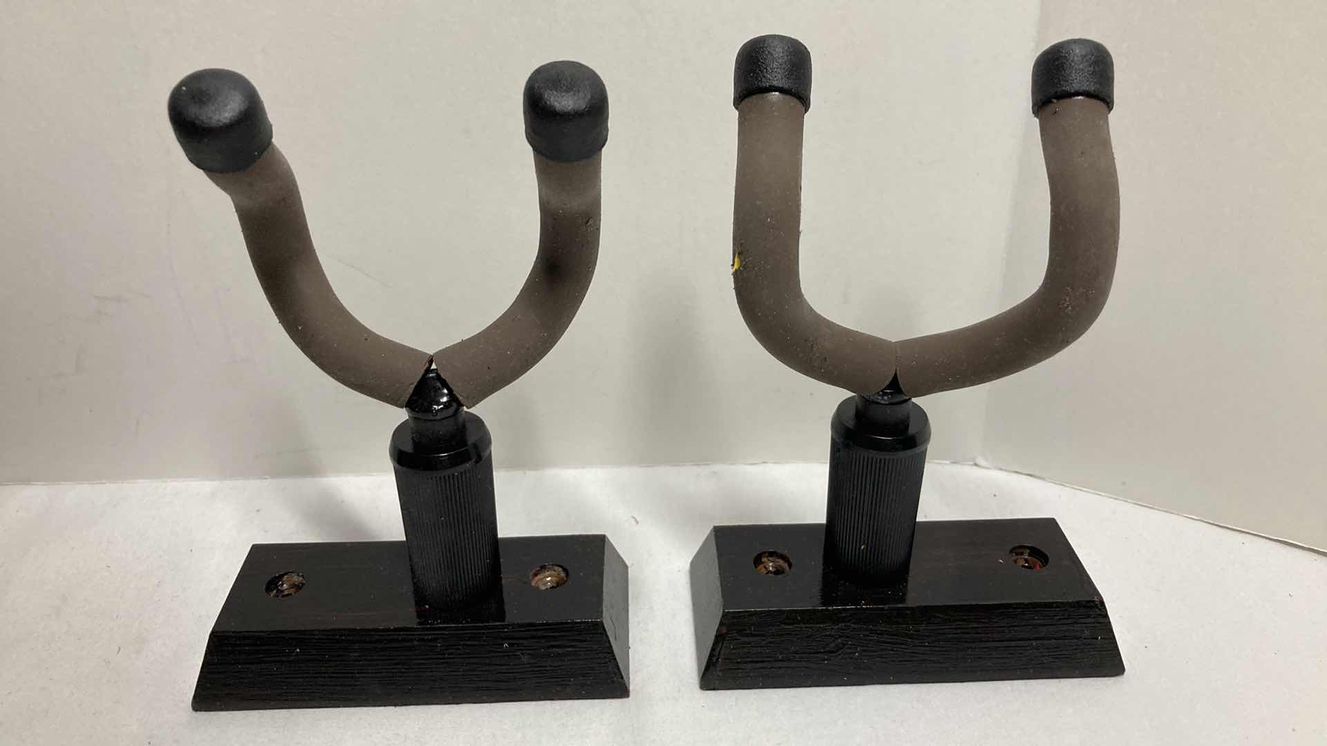 Photo 1 of HERCULES AUTO GRIP SYSTEM WALL MOUNTED GUITAR HANGER MODEL GSP38WB (2) W WALL MOUNTED GUITAR HANGERS (6)