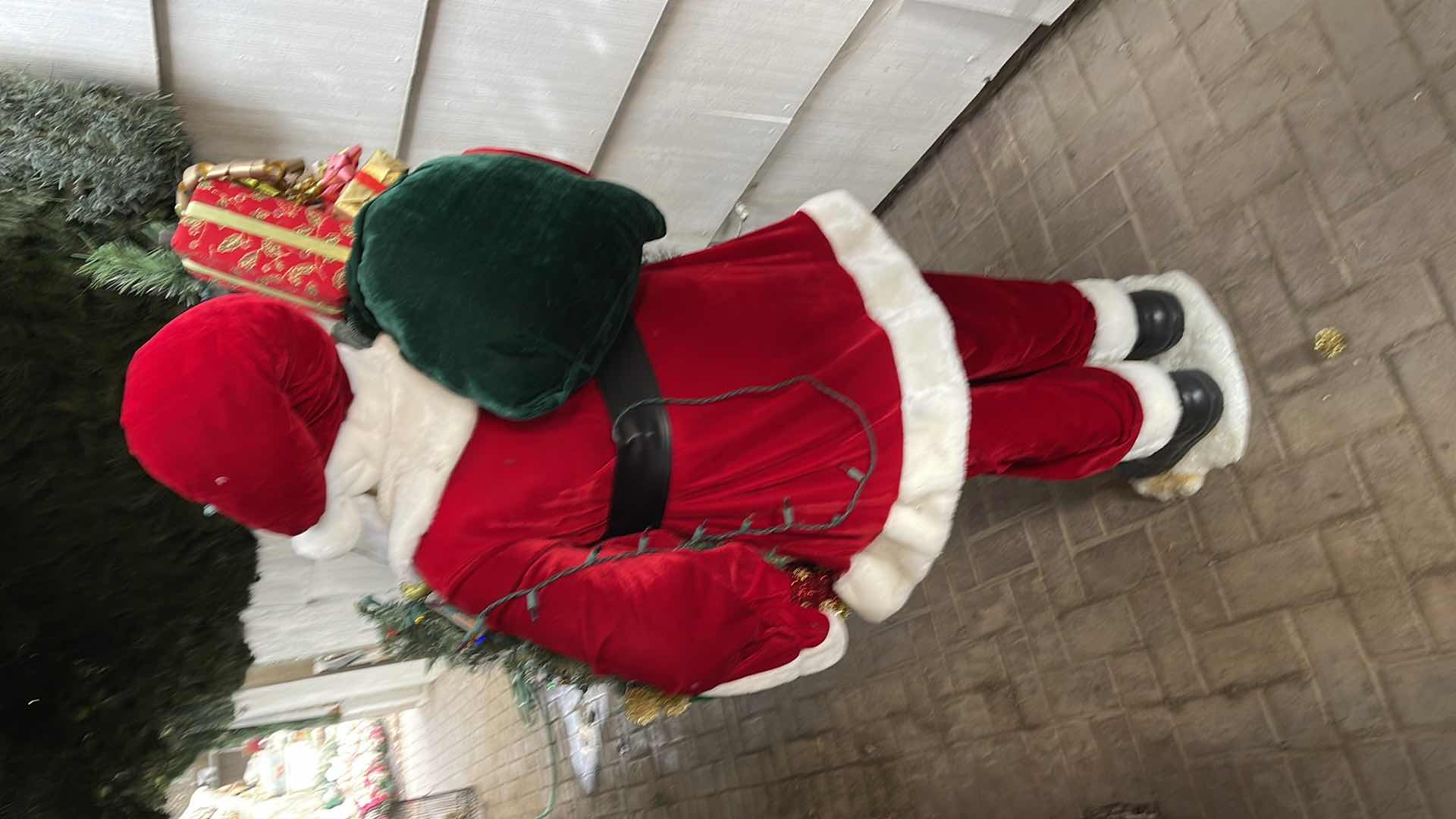 Photo 1 of LIFESIZE SANTA CLAUSE 5’ H