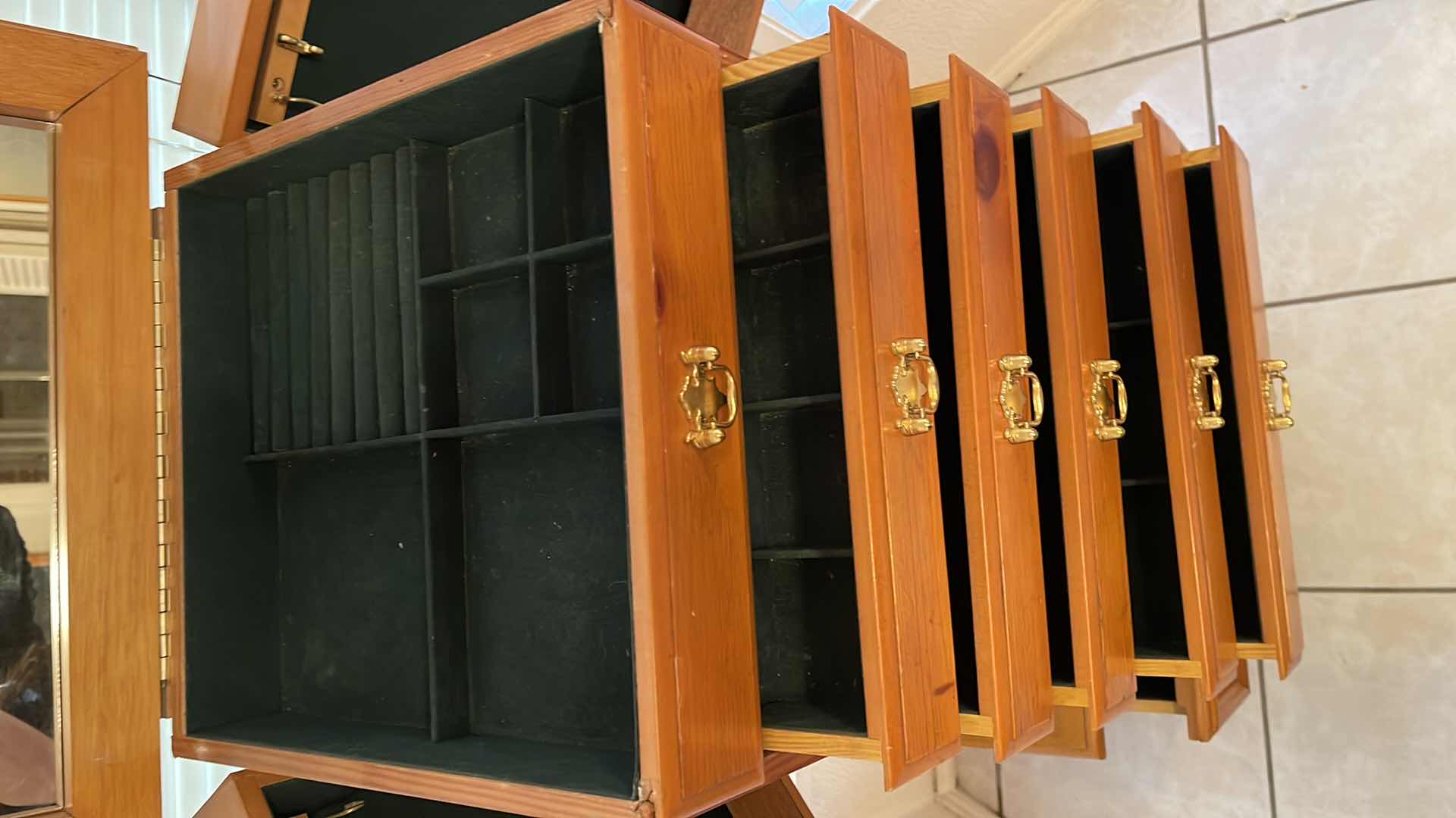 Photo 1 of JEWELRY ARMIOR 19x15x42