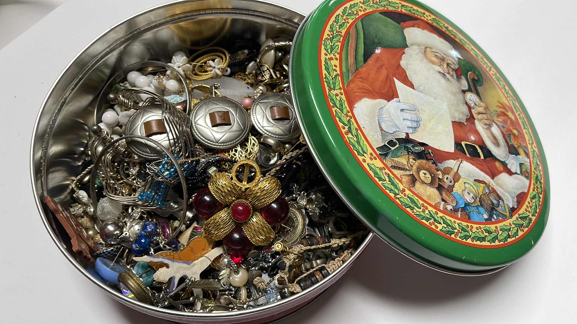 Photo 1 of CRAFT JEWELRY BITS AND PIECES