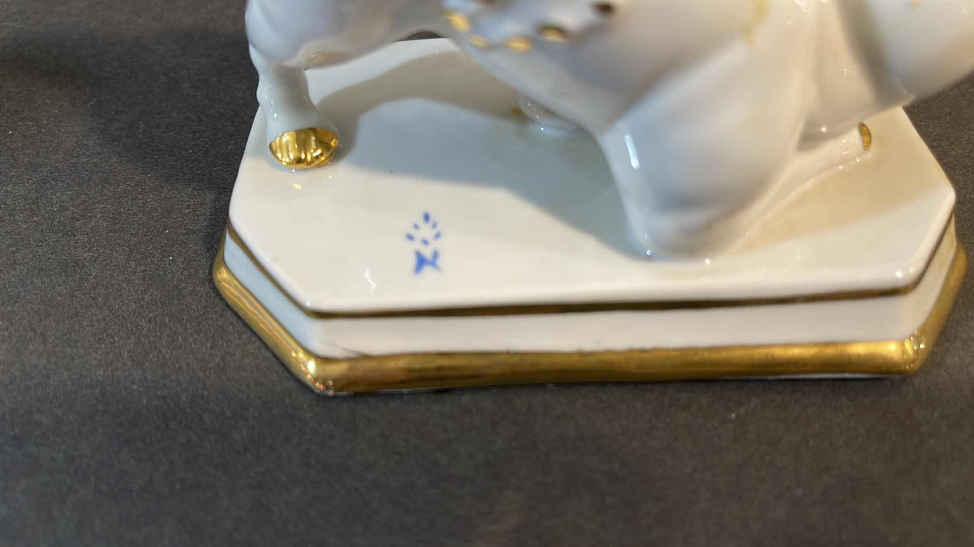 Photo 1 of CAPODIMONTE PORCELAIN WHITE & GOLD CAT WITH SWAROVSKI CRYSTAL BALL MADE IN ITALY