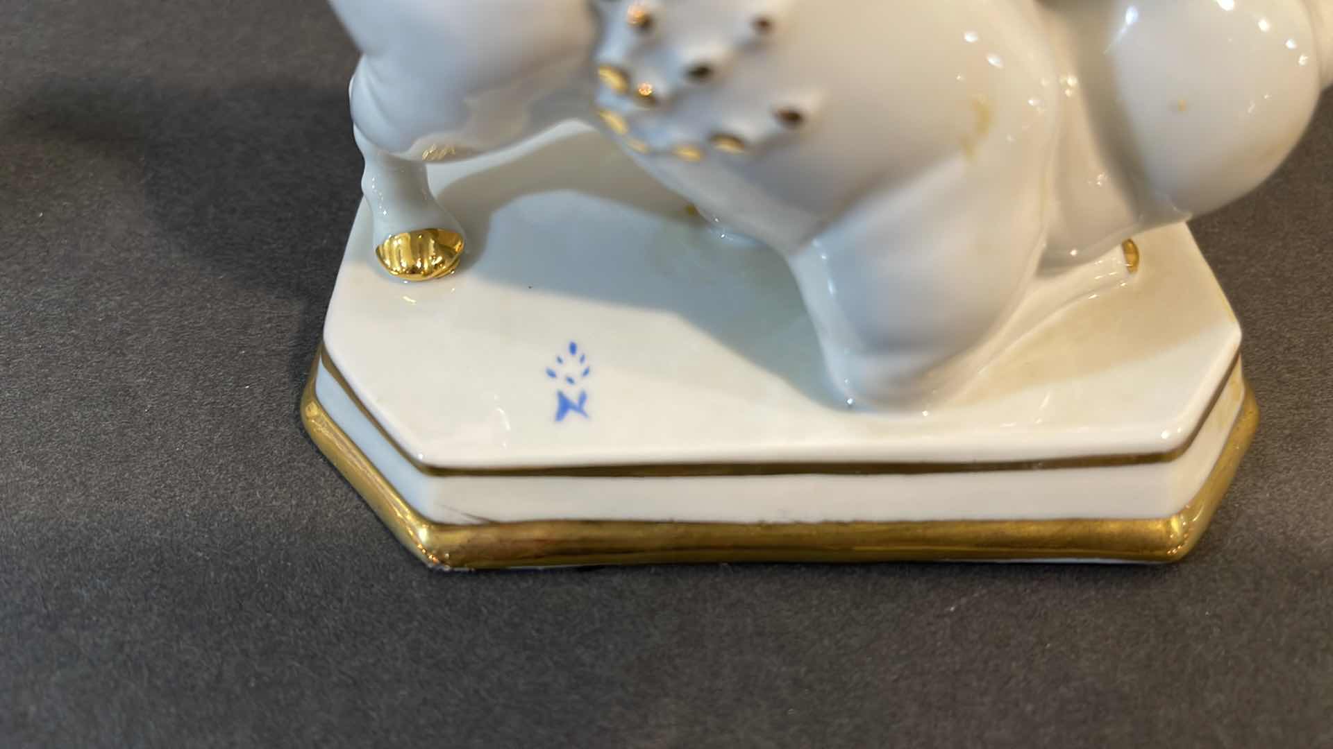 Photo 1 of CAPODIMONTE PORCELAIN WHITE & GOLD CAT WITH SWAROVSKI CRYSTAL BALL MADE IN ITALY