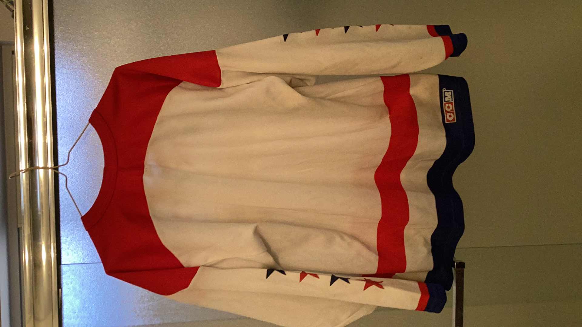 Photo 1 of WASHINGTON CAPITOLS HOCKEY JERSEY