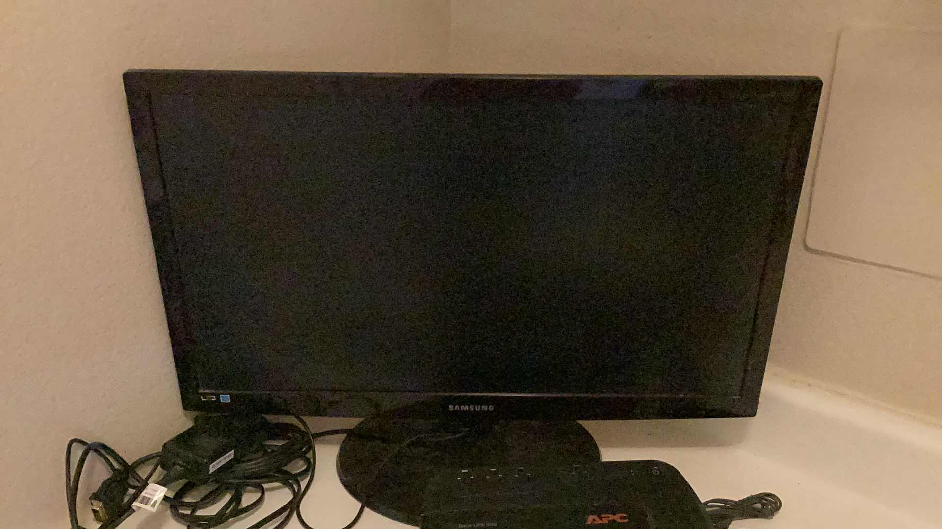 Photo 4 of COMPUTER MONITOR, KEYBOARD & BACK UPS 550