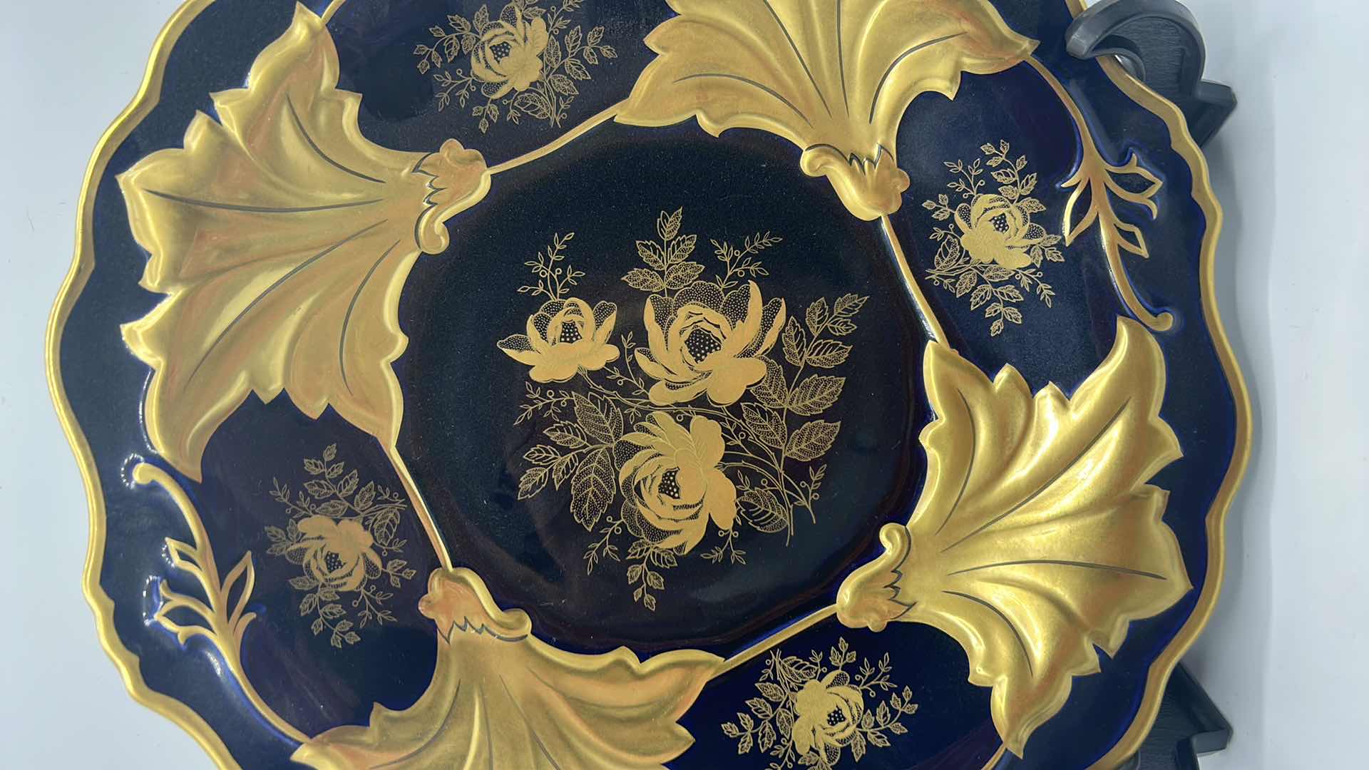 Photo 2 of FINE PORCELAIN WEIMAR GERMAN DEMOCRATIC REPUBLICAN ECHT WEIMAR KOBALT JUTTO 522 54, 13in PLATE W STAND