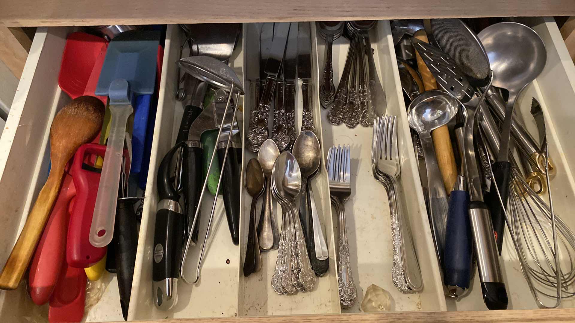Photo 1 of CONTENTS OF KITCHEN DRAWER SILVERWARE