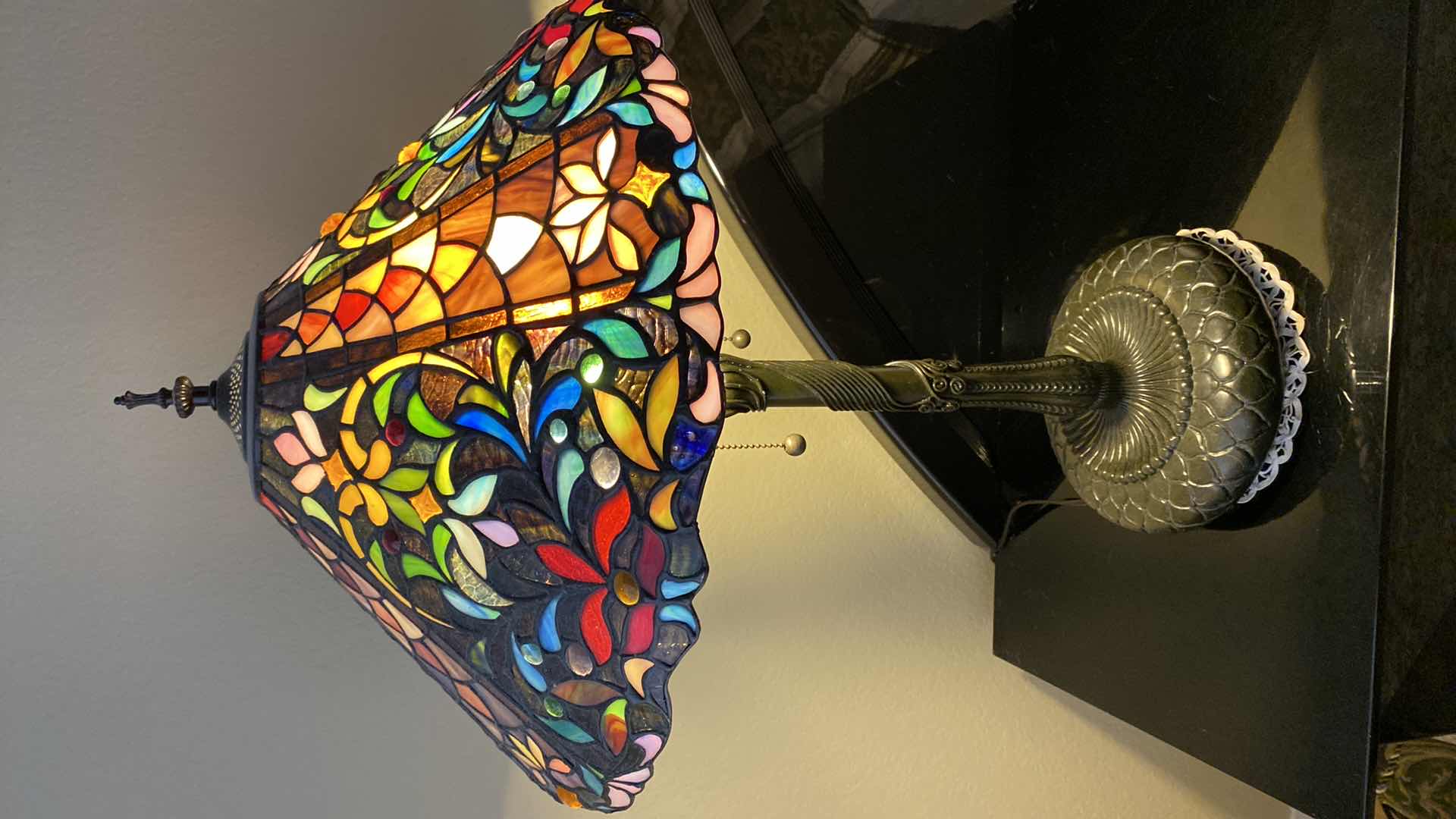 Photo 1 of STAINED GLASS TIFFANY FLORAL TABLE LAMP H29”