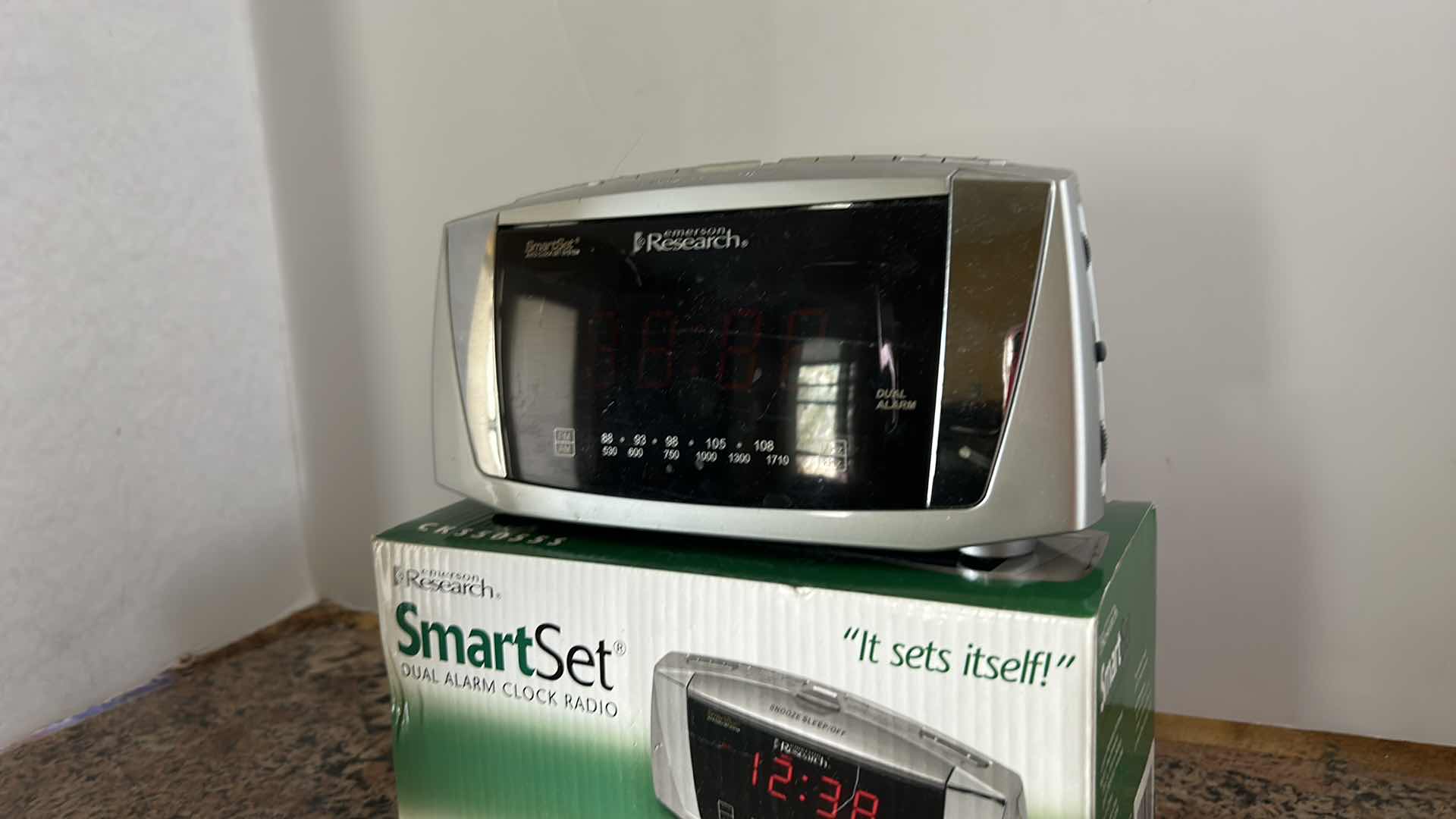 Photo 1 of EMERSON RESEARCH SMART SET DUAL ALARM CLOCK