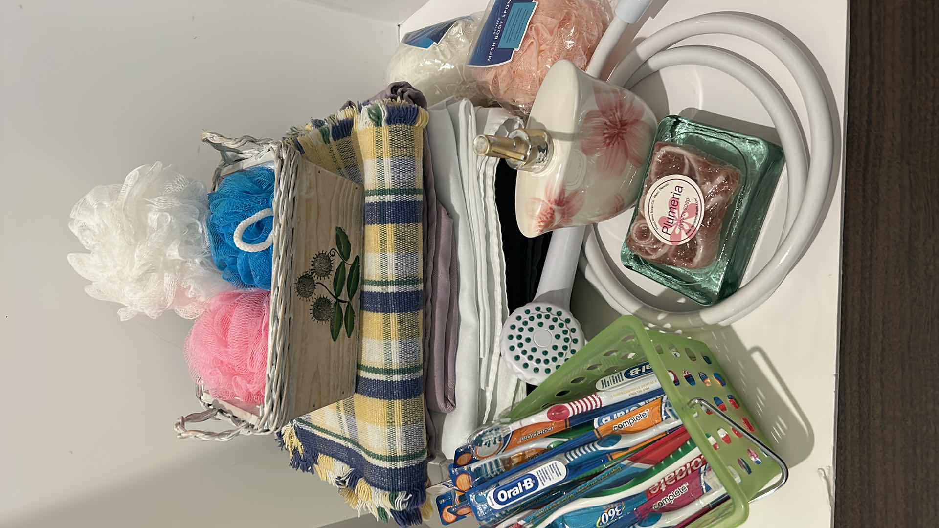 Photo 7 of BATHROOM AND LINEN ASSORTMENT