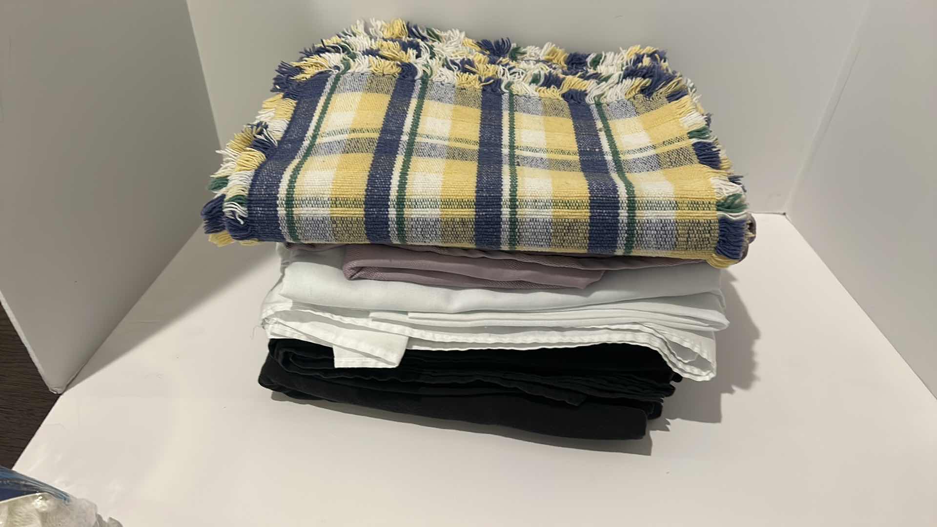 Photo 2 of BATHROOM AND LINEN ASSORTMENT