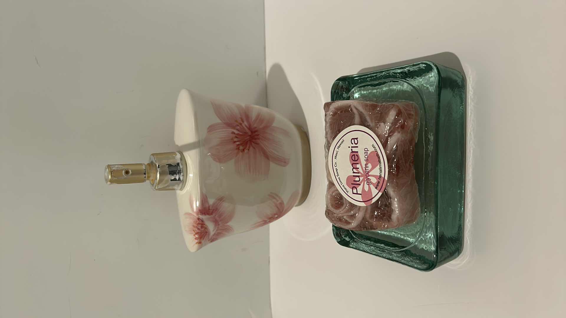 Photo 1 of BATHROOM AND LINEN ASSORTMENT